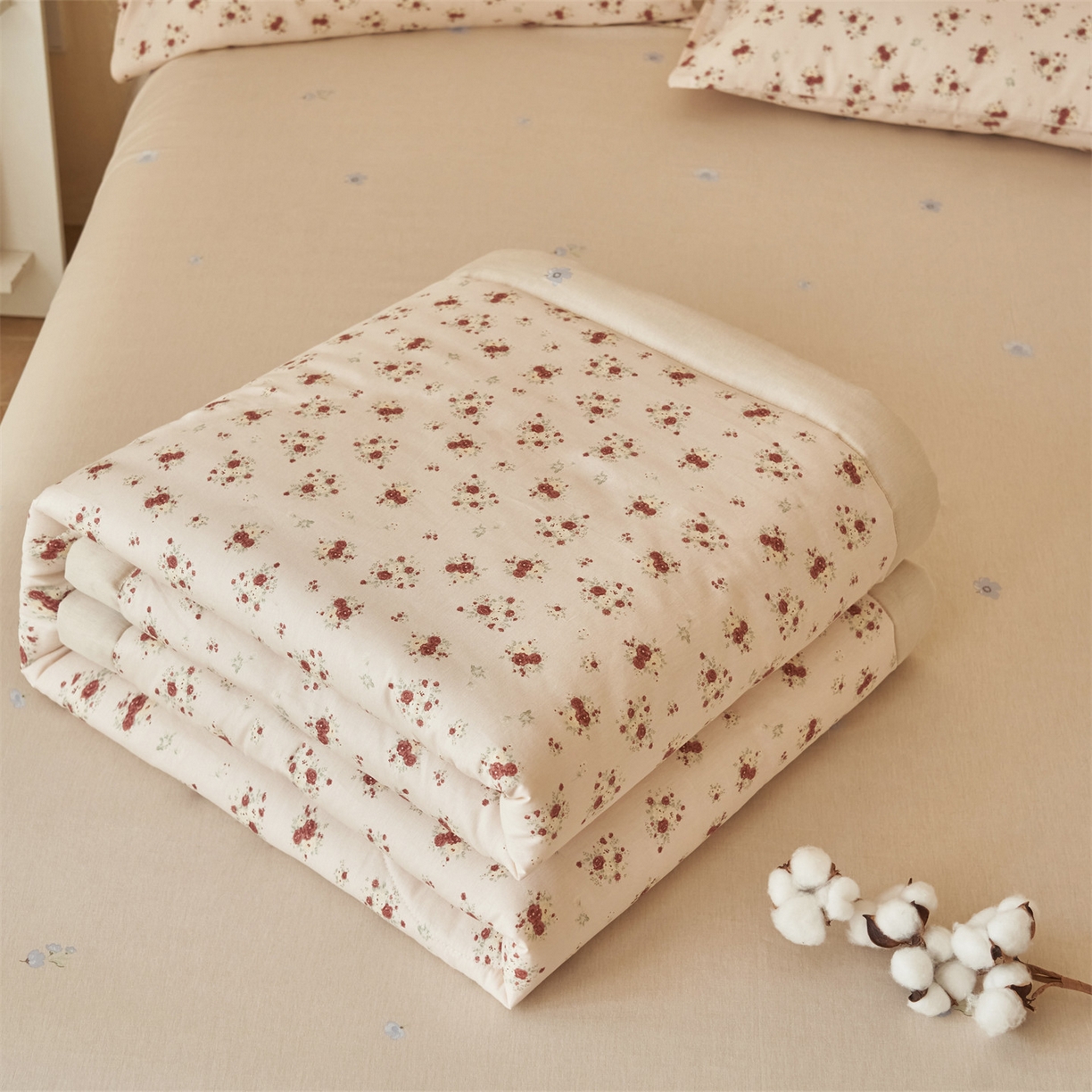 91家纺网 家纺一手货源 找家纺 恬思语家纺 2026春夏新款里外全棉印花棉花夏被空调被夏凉被夏被四件套 薇薇安-粉