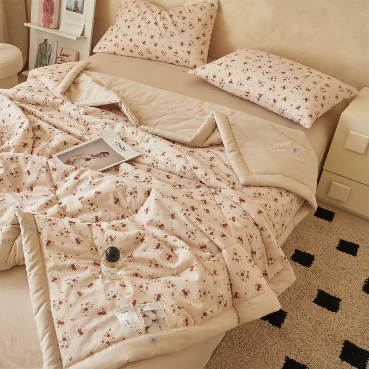 91家纺网 家纺一手货源 找家纺 恬思语家纺 2026春夏新款里外全棉印花棉花夏被空调被夏凉被夏被四件套 薇薇安-粉