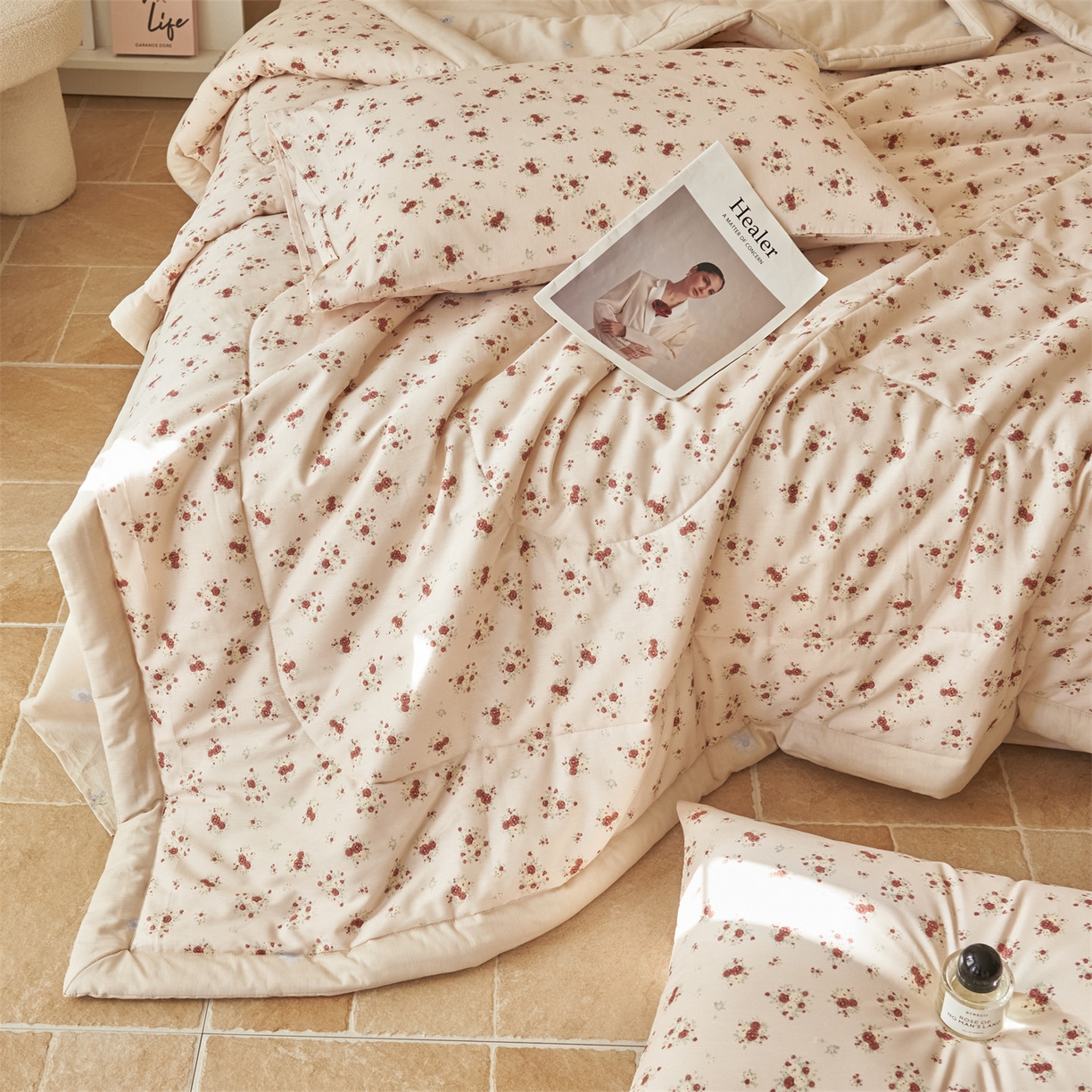 91家纺网 家纺一手货源 找家纺 恬思语家纺 2026春夏新款里外全棉印花棉花夏被空调被夏凉被夏被四件套 薇薇安-粉