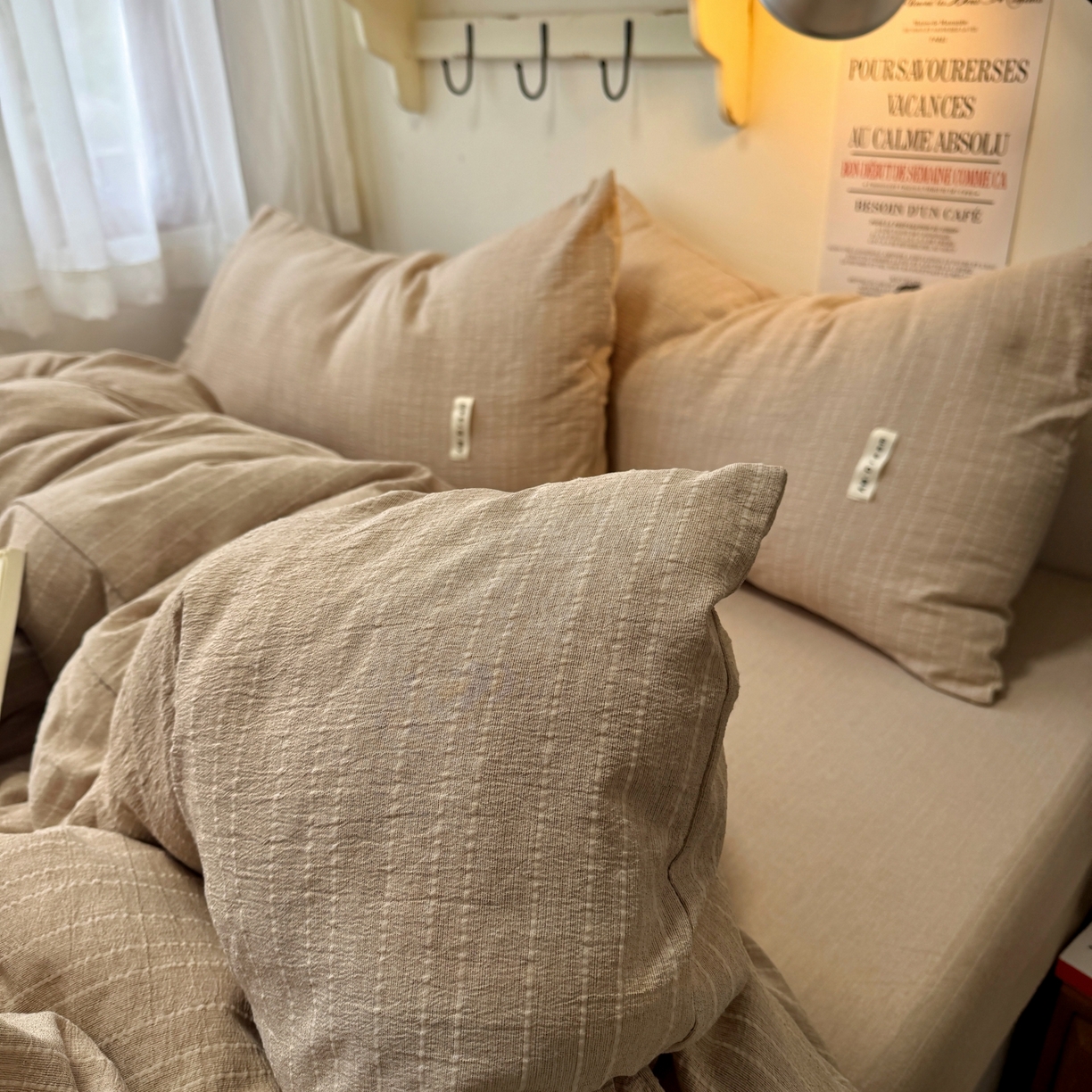 91家纺网 家纺一手货源 找家纺 阿曼达 2026新款简约素色亚麻风纯色无印四件套素然-场景二 素然-咖色