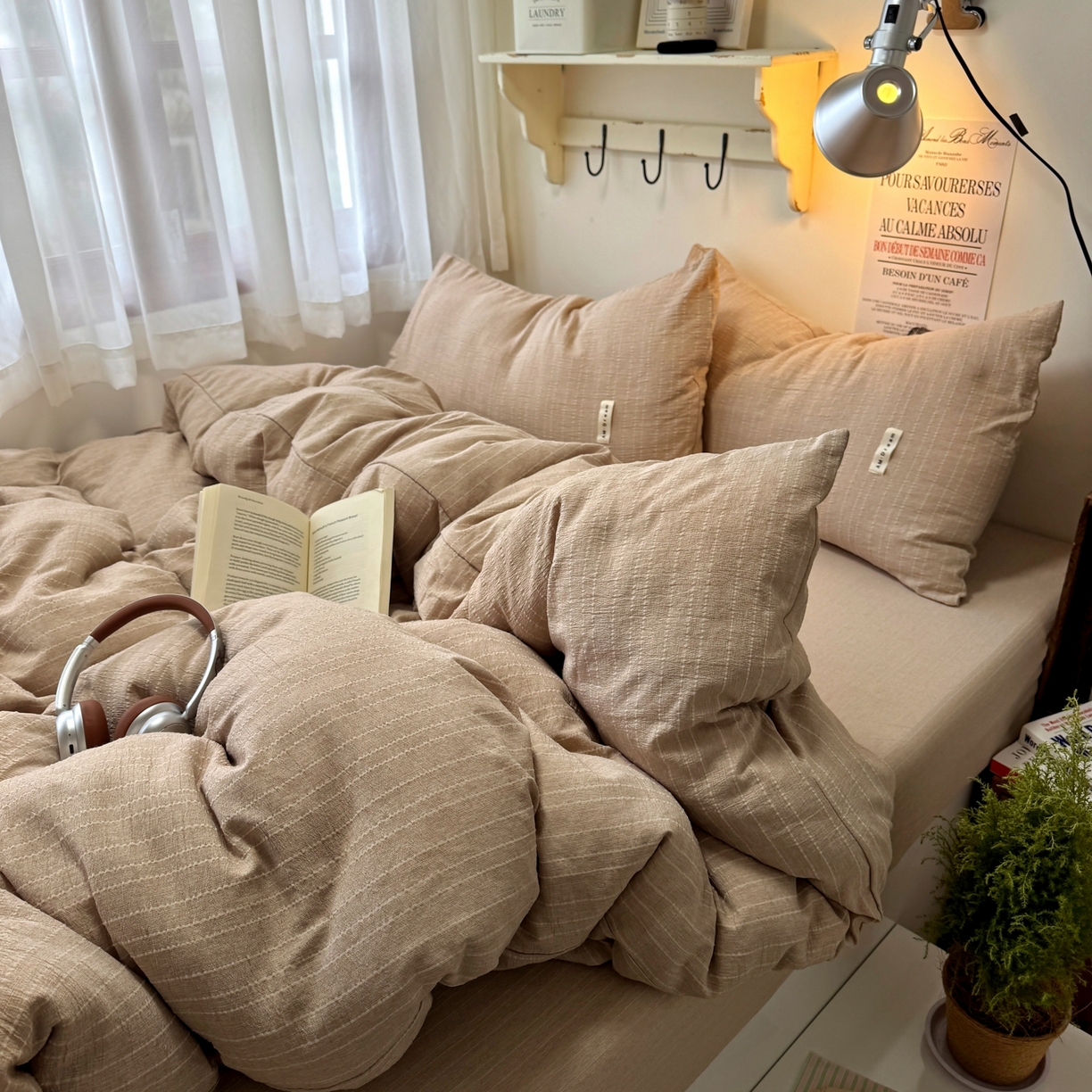 91家纺网 家纺一手货源 找家纺 阿曼达 2026新款简约素色亚麻风纯色无印四件套素然-场景二 素然-咖色