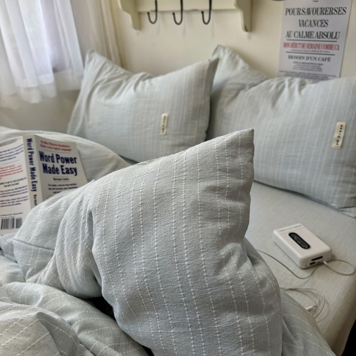 91家纺网 家纺一手货源 找家纺 阿曼达 2026新款简约素色亚麻风纯色无印四件套素然-场景二 素然-浅兰灰