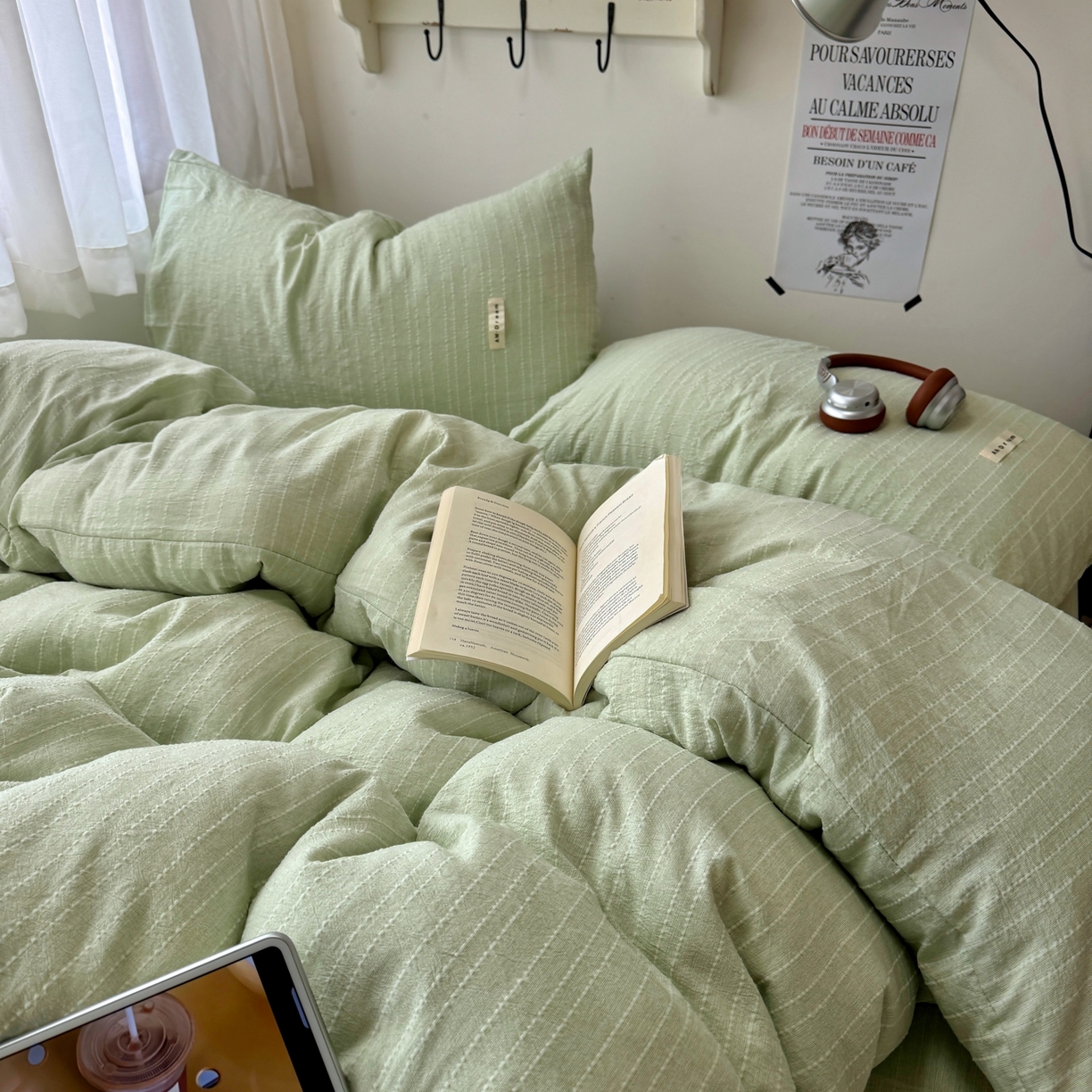 91家纺网 家纺一手货源 找家纺 阿曼达 2026新款简约素色亚麻风纯色无印四件套素然-场景二 素然-浅绿