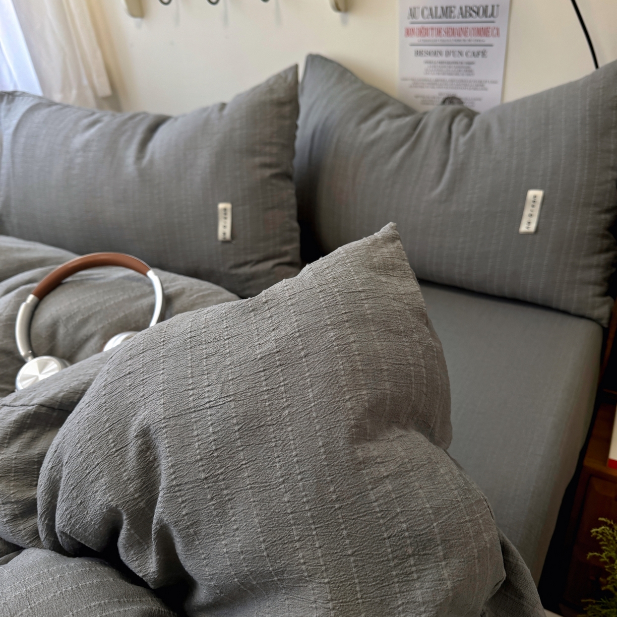 91家纺网 家纺一手货源 找家纺 阿曼达 2026新款简约素色亚麻风纯色无印四件套素然-场景二 素然-烟灰