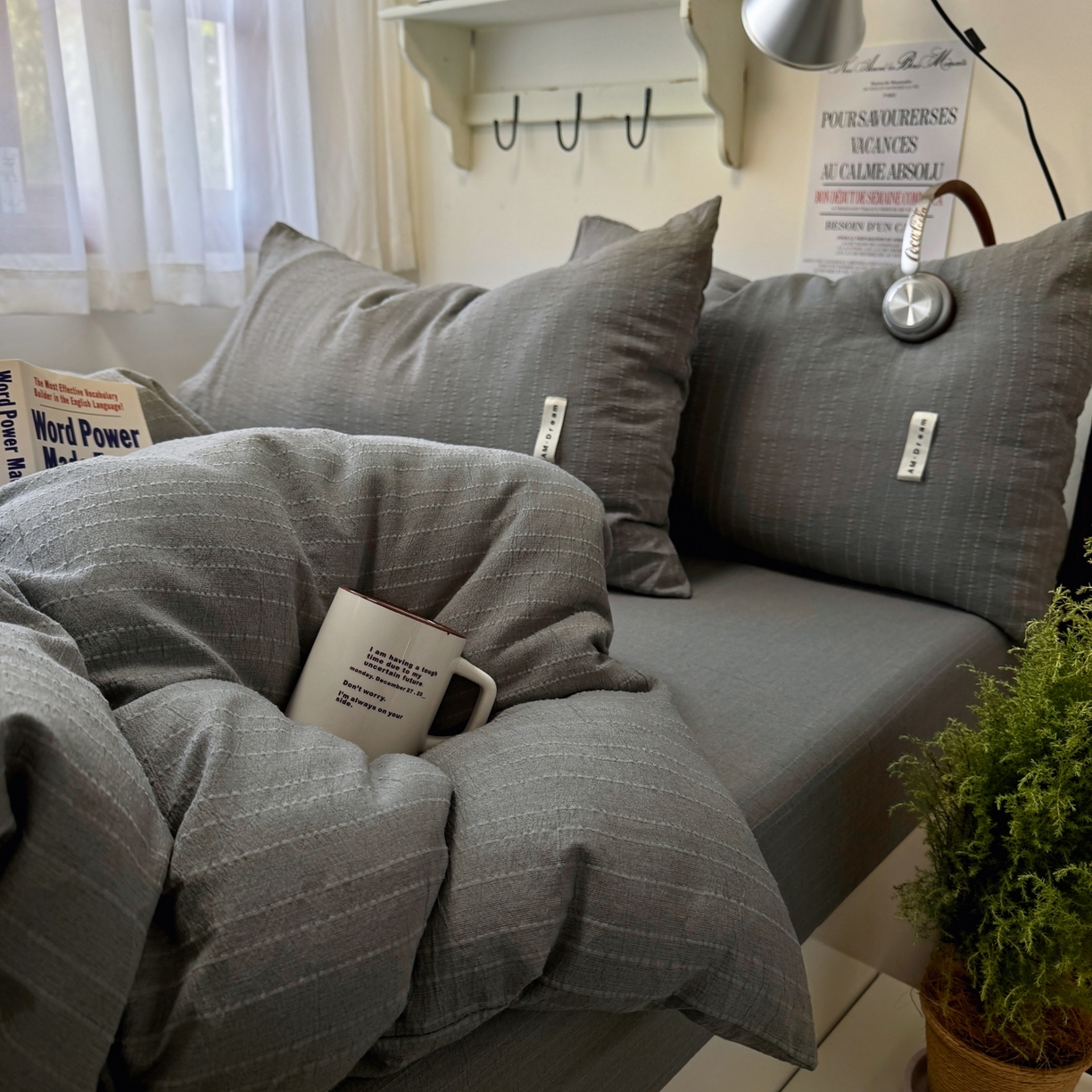 91家纺网 家纺一手货源 找家纺 阿曼达 2026新款简约素色亚麻风纯色无印四件套素然-场景二 素然-烟灰