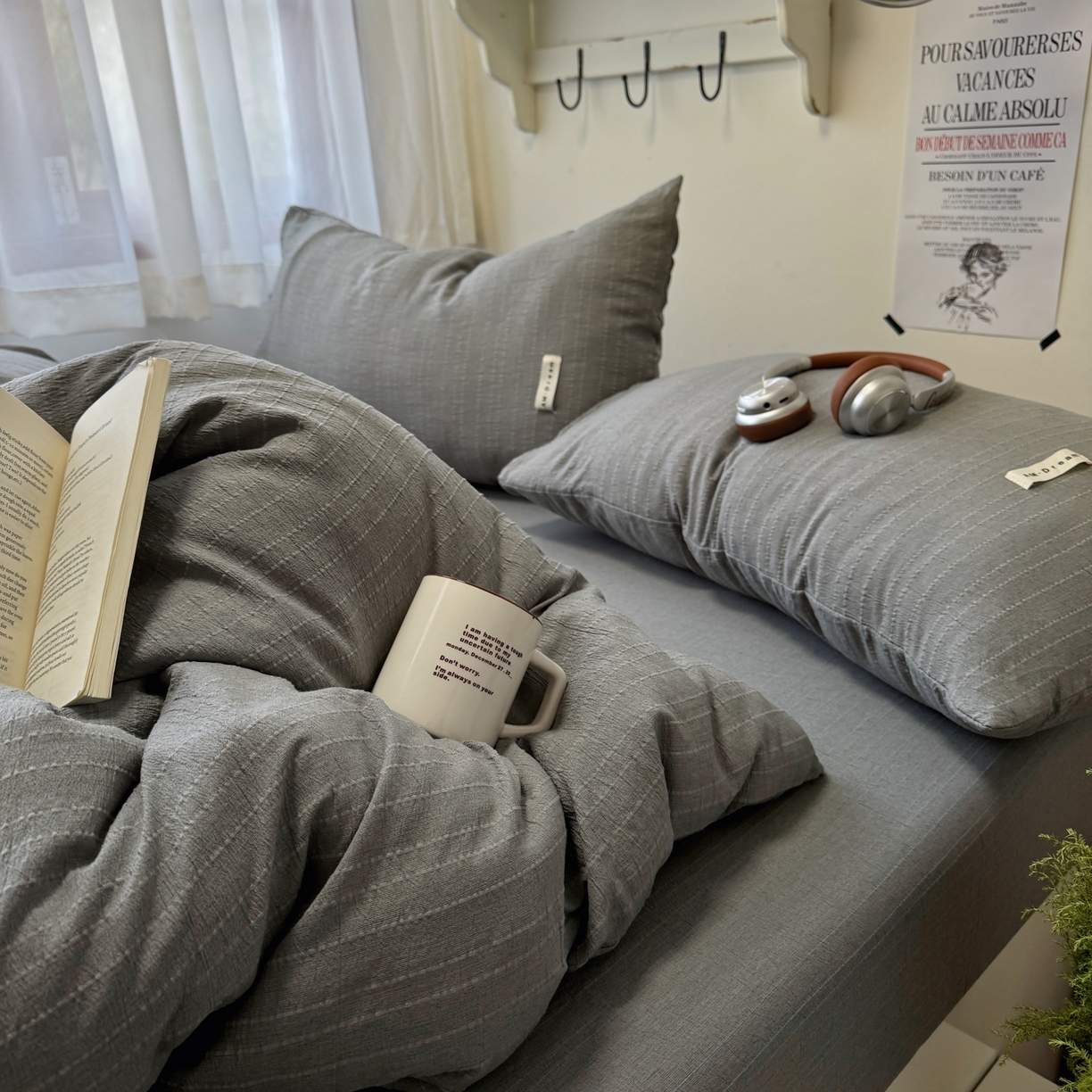 91家纺网 家纺一手货源 找家纺 阿曼达 2026新款简约素色亚麻风纯色无印四件套素然-场景二 素然-烟灰