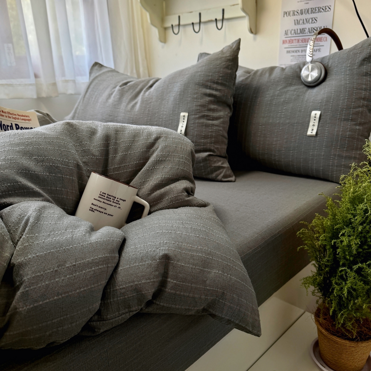 91家纺网 家纺一手货源 找家纺 阿曼达 2026新款简约素色亚麻风纯色无印四件套素然-场景二 素然-烟灰