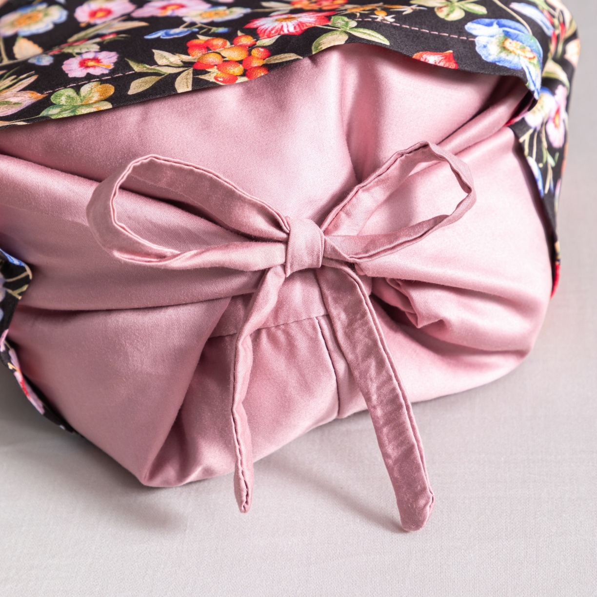 91家纺网 家纺一手货源 找家纺 仁宇枕业 2026新款新品全棉长绒棉花开富贵系列全荞麦枕头枕芯 花开富贵系列荞麦枕-粉色芝麻花