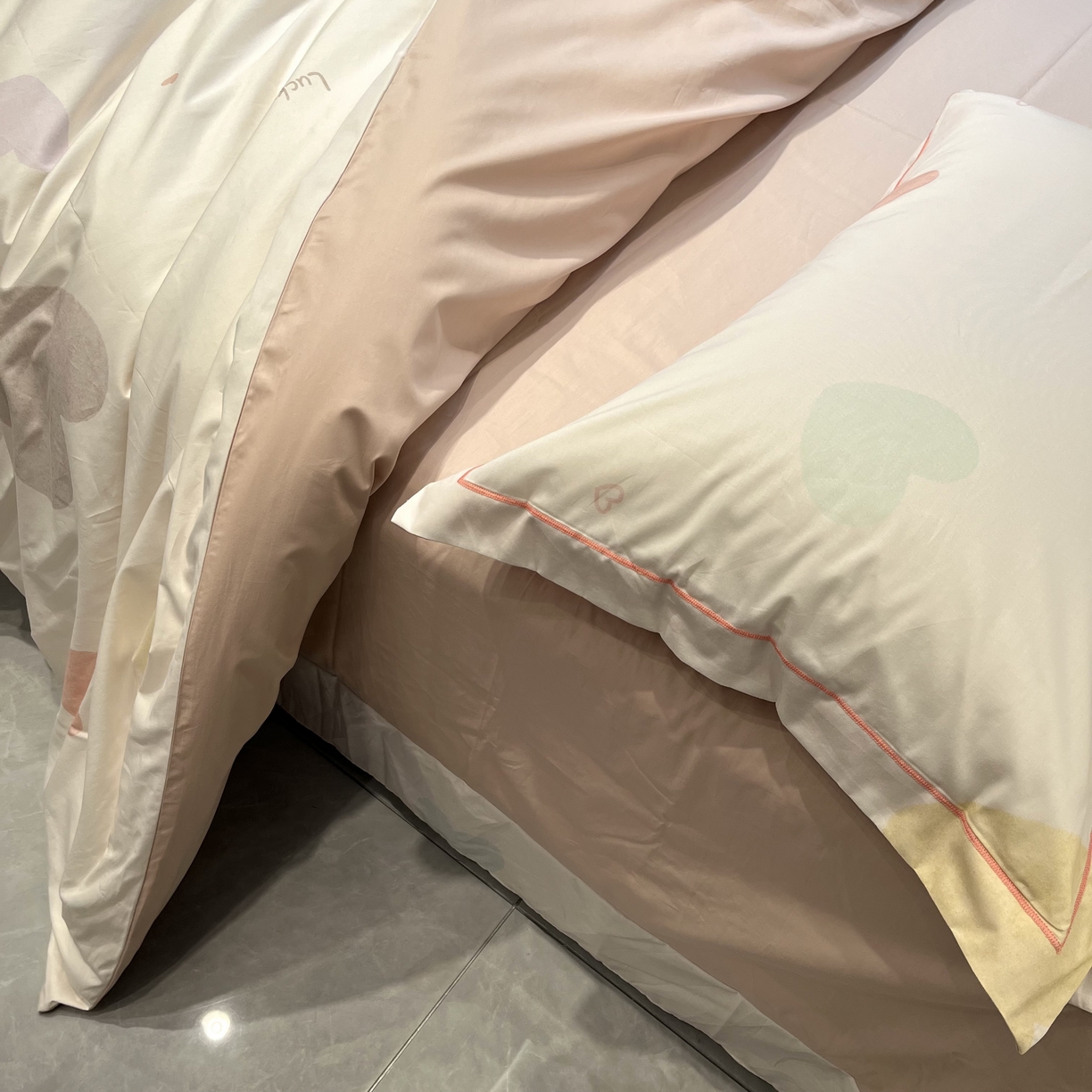 91家纺网 家纺一手货源 找家纺 薏思家纺 2026春夏新款全棉纯棉铂金棉数码印花四件套 心悦粉