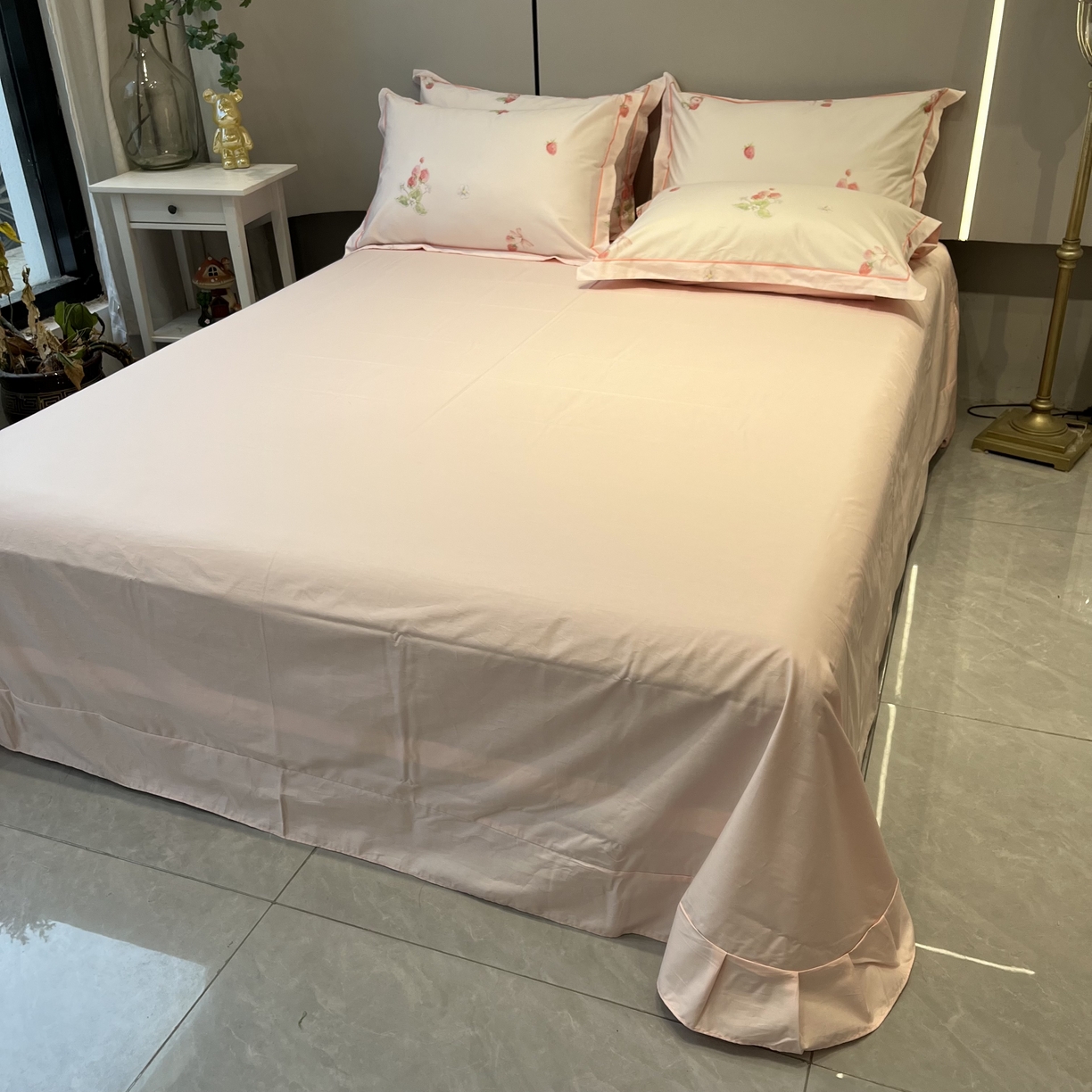 91家纺网 家纺一手货源 找家纺 薏思家纺 2026春夏新款全棉纯棉铂金棉数码印花四件套 草莓甜心