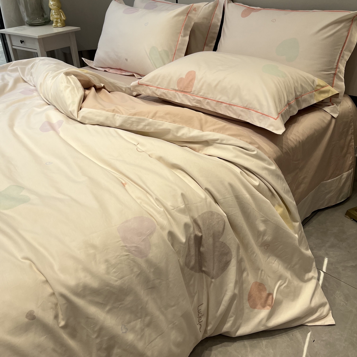 91家纺网 家纺一手货源 找家纺 薏思家纺 2026春夏新款全棉纯棉铂金棉数码印花四件套 心悦粉