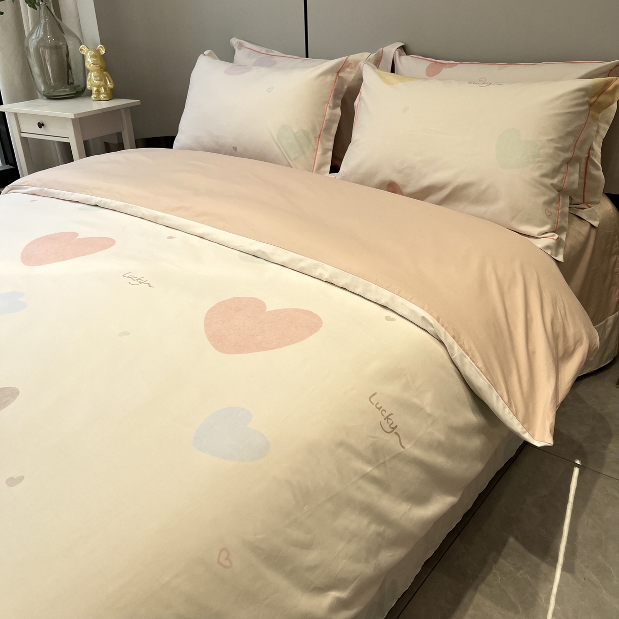 91家纺网 家纺一手货源 找家纺 薏思家纺 2026春夏新款全棉纯棉铂金棉数码印花四件套 心悦粉