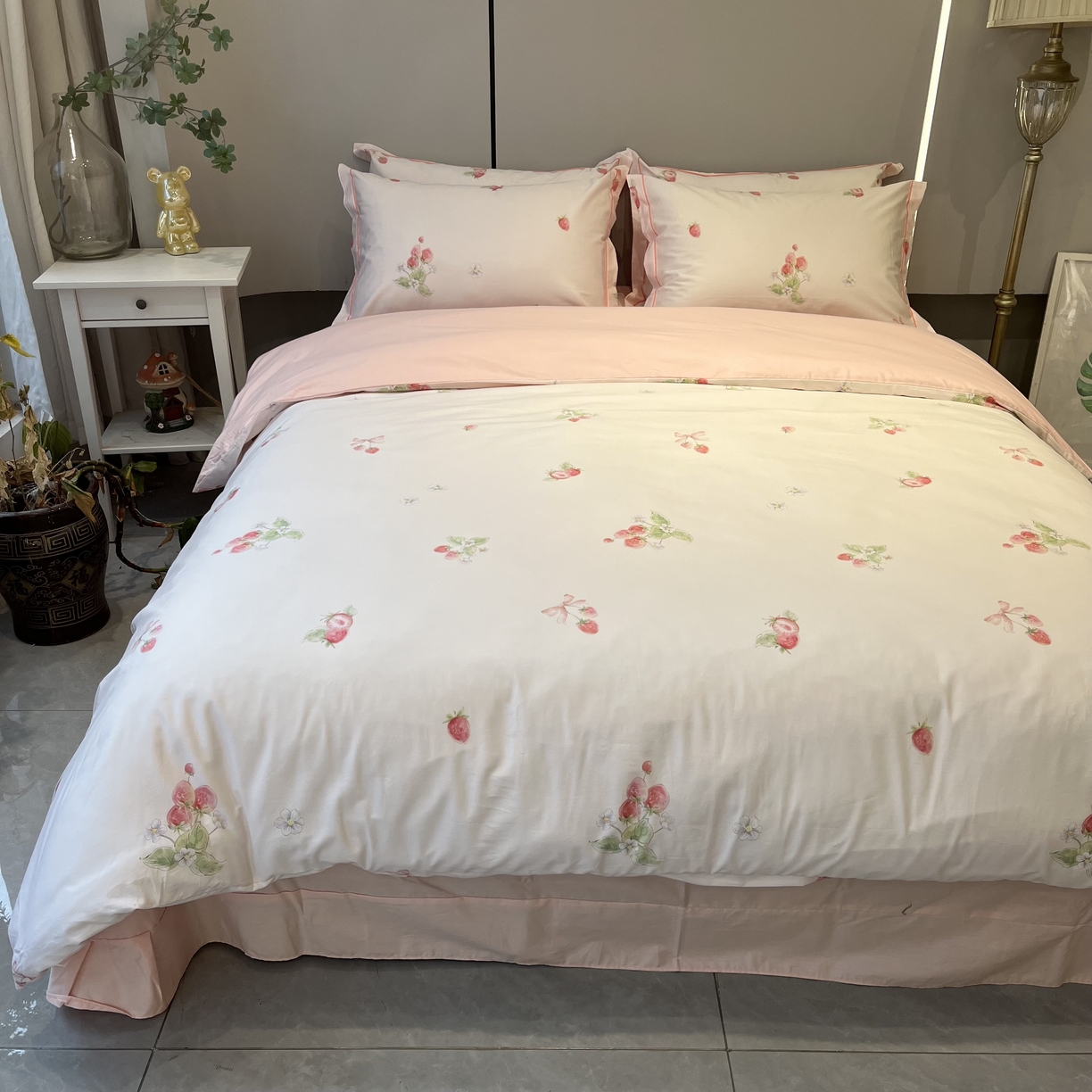 91家纺网 家纺一手货源 找家纺 薏思家纺 2026春夏新款全棉纯棉铂金棉数码印花四件套 草莓甜心