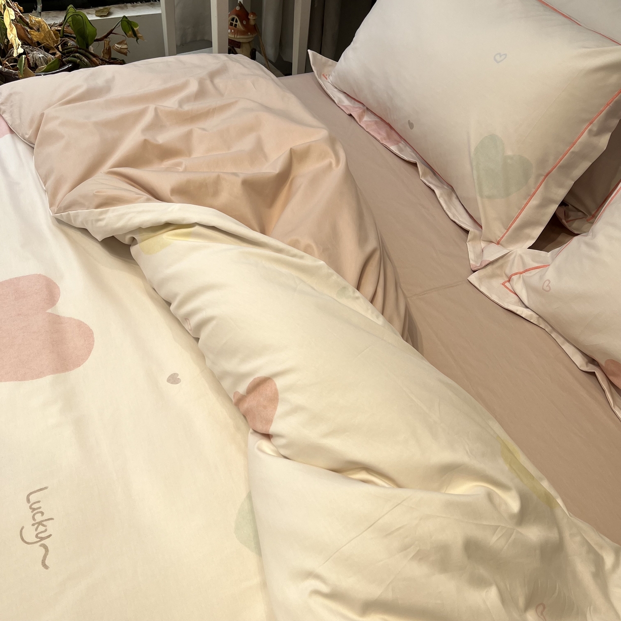 91家纺网 家纺一手货源 找家纺 薏思家纺 2026春夏新款全棉纯棉铂金棉数码印花四件套 心悦粉