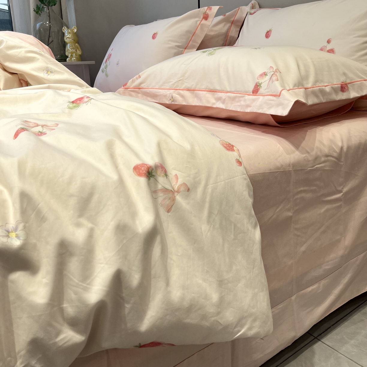 91家纺网 家纺一手货源 找家纺 薏思家纺 2026春夏新款全棉纯棉铂金棉数码印花四件套 草莓甜心