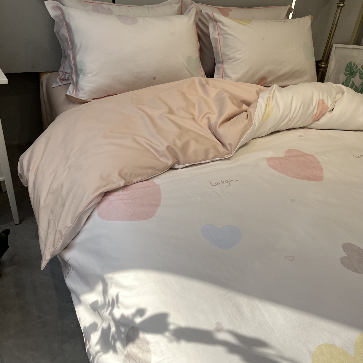 91家纺网 家纺一手货源 找家纺 薏思家纺 2026春夏新款全棉纯棉铂金棉数码印花四件套 心悦粉