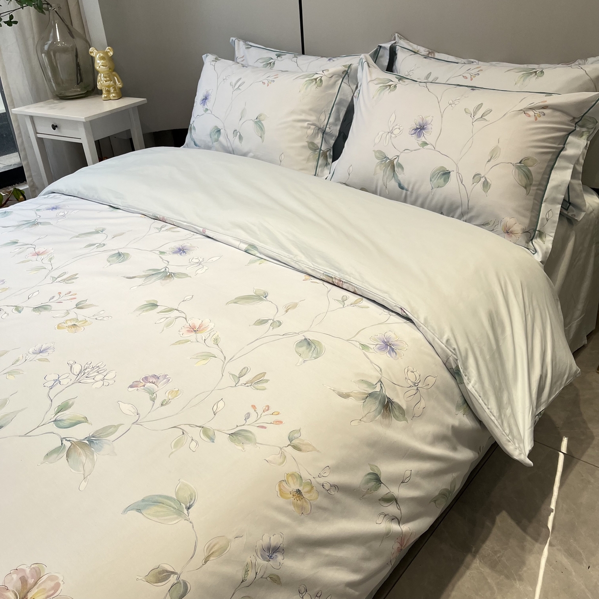 91家纺网 家纺一手货源 找家纺 薏思家纺 2026春夏新款全棉纯棉铂金棉数码印花四件套 风之韵蓝