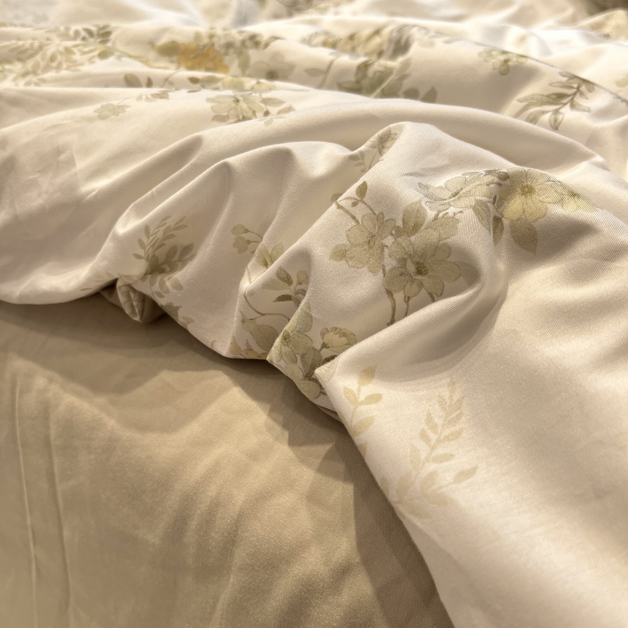 91家纺网 家纺一手货源 找家纺 薏思家纺 2026春夏新款全棉纯棉铂金棉数码印花四件套 浅枝漫