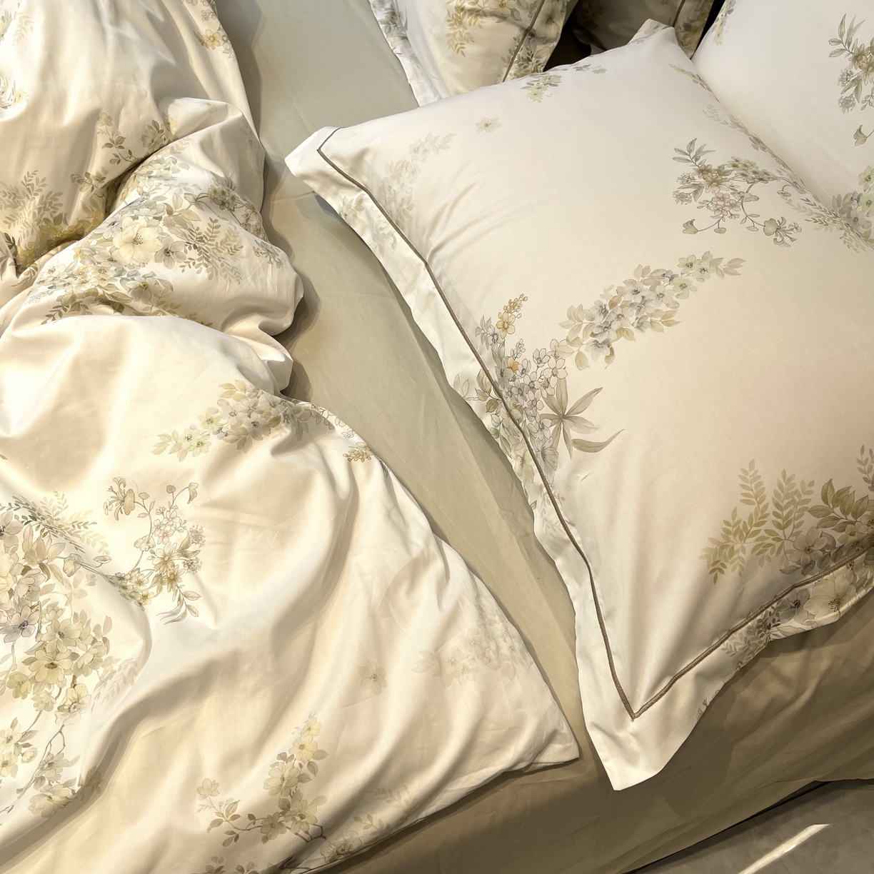 91家纺网 家纺一手货源 找家纺 薏思家纺 2026春夏新款全棉纯棉铂金棉数码印花四件套 浅枝漫