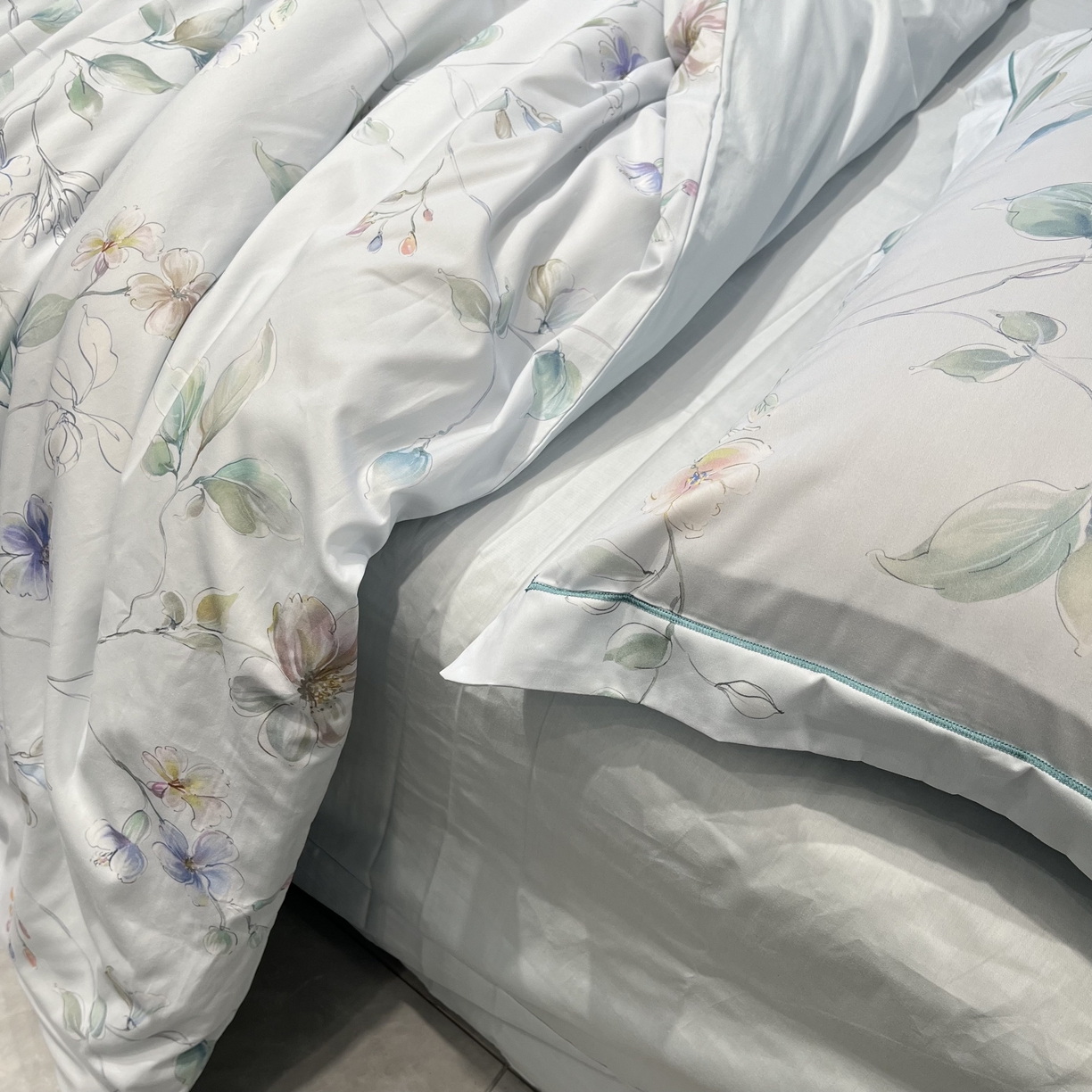 91家纺网 家纺一手货源 找家纺 薏思家纺 2026春夏新款全棉纯棉铂金棉数码印花四件套 风之韵蓝