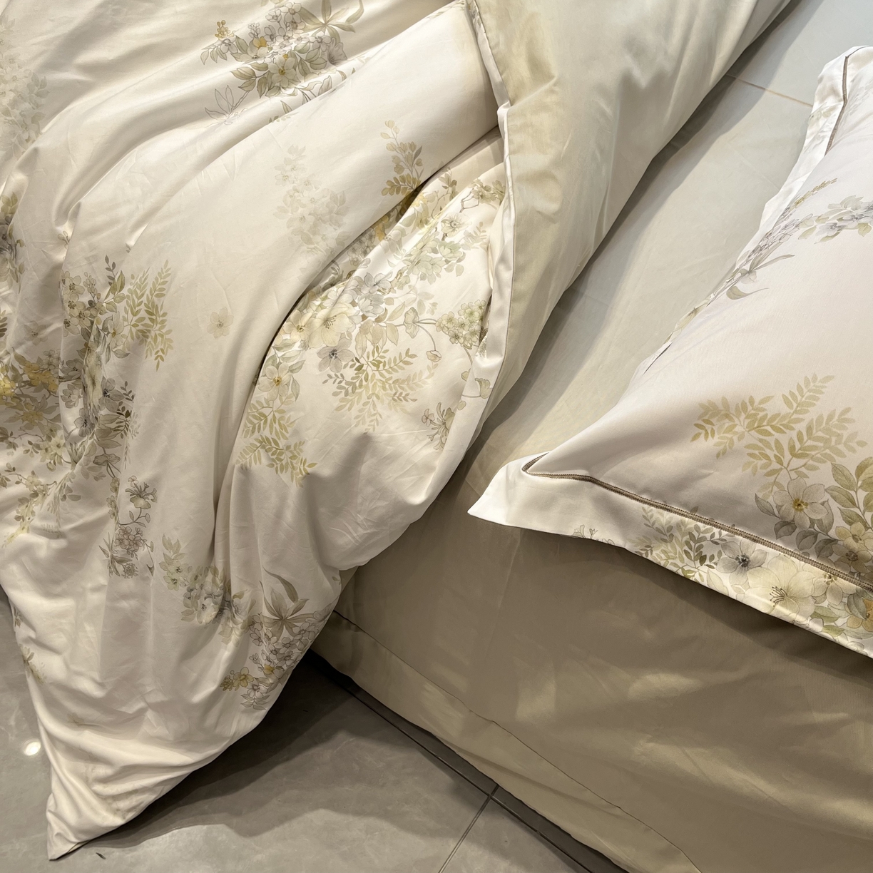 91家纺网 家纺一手货源 找家纺 薏思家纺 2026春夏新款全棉纯棉铂金棉数码印花四件套 浅枝漫