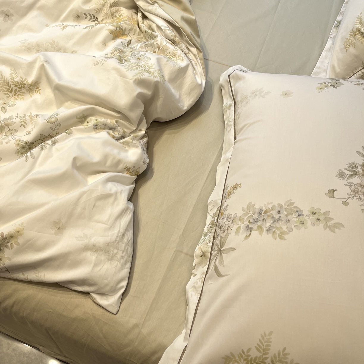 91家纺网 家纺一手货源 找家纺 薏思家纺 2026春夏新款全棉纯棉铂金棉数码印花四件套 浅枝漫