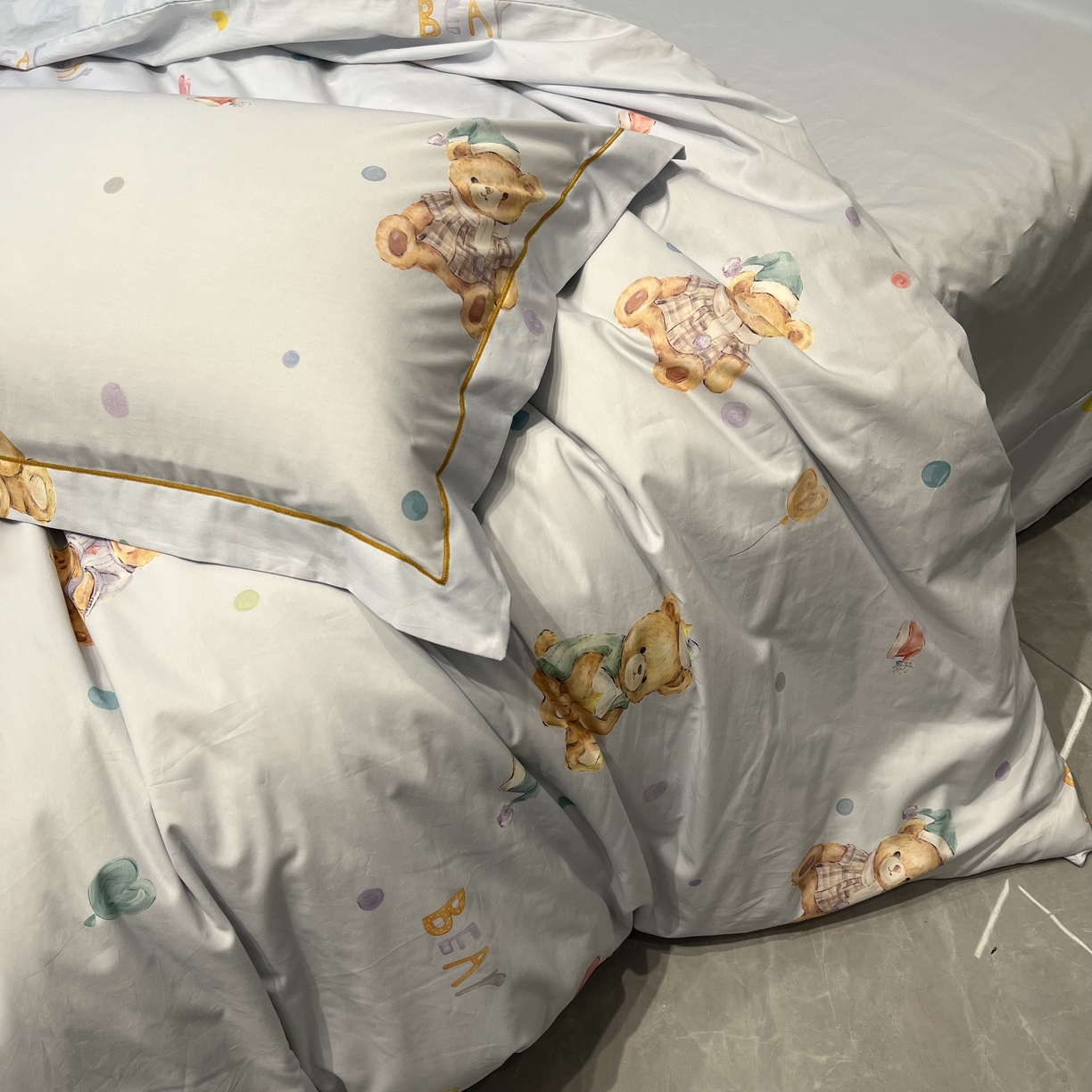 91家纺网 家纺一手货源 找家纺 薏思家纺 2026春夏新款全棉纯棉铂金棉数码印花四件套 米悠熊