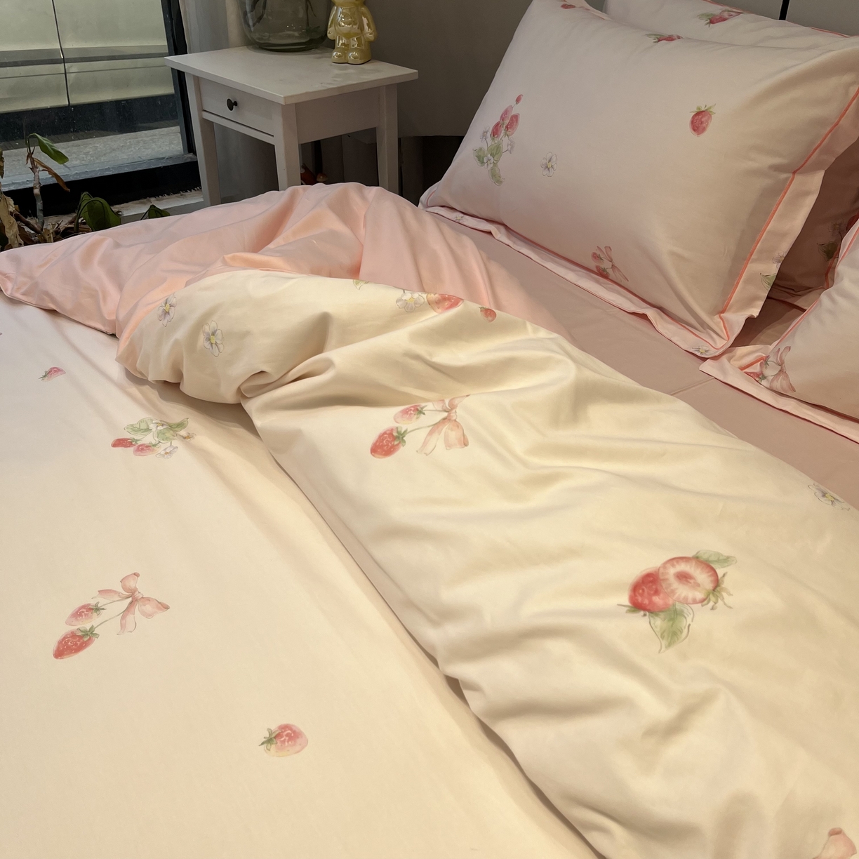 91家纺网 家纺一手货源 找家纺 薏思家纺 2026春夏新款全棉纯棉铂金棉数码印花四件套 草莓甜心