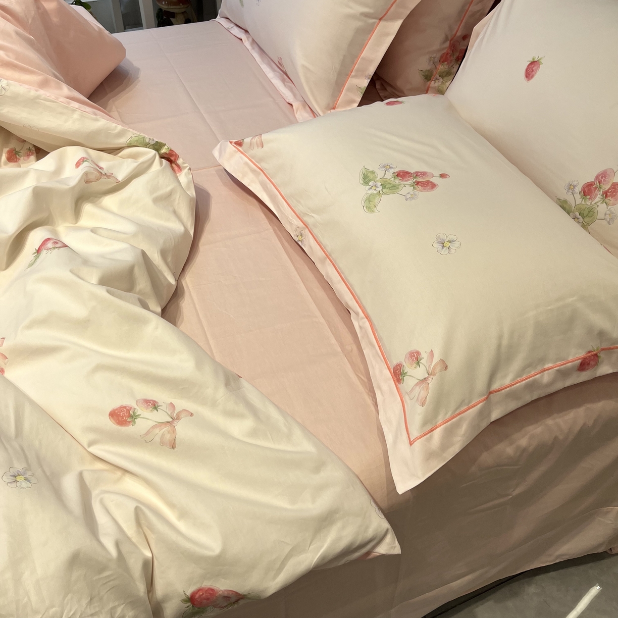 91家纺网 家纺一手货源 找家纺 薏思家纺 2026春夏新款全棉纯棉铂金棉数码印花四件套 草莓甜心