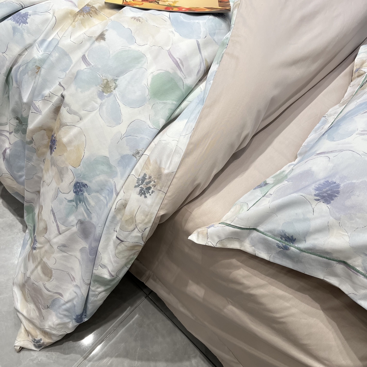 91家纺网 家纺一手货源 找家纺 薏思家纺 2026春夏新款全棉纯棉铂金棉数码印花四件套 花染卡其