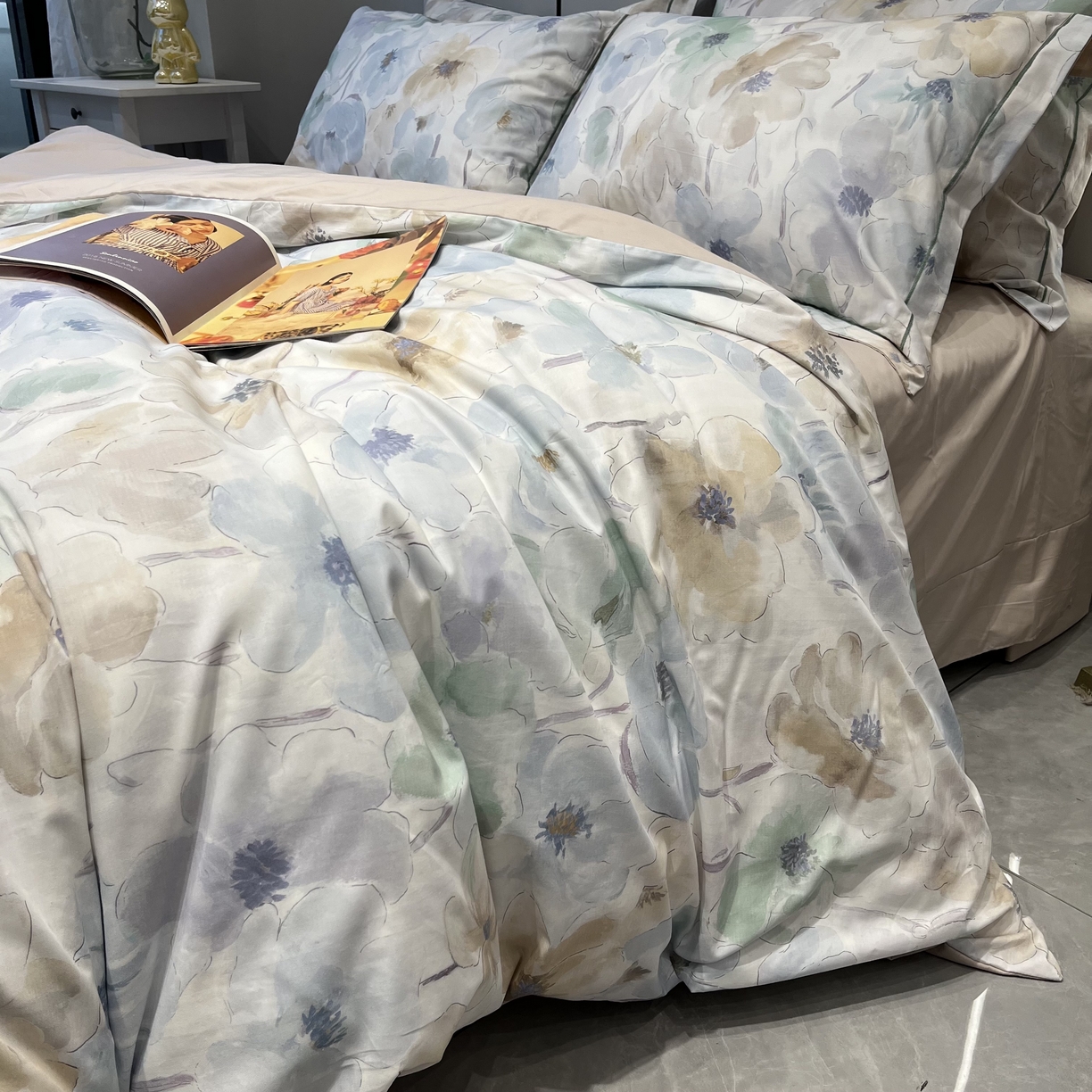 91家纺网 家纺一手货源 找家纺 薏思家纺 2026春夏新款全棉纯棉铂金棉数码印花四件套 花染卡其