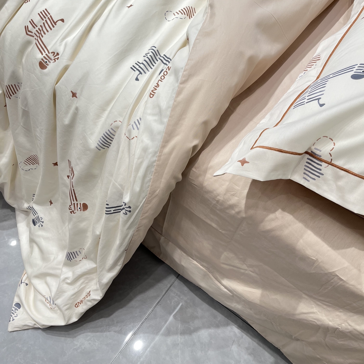 91家纺网 家纺一手货源 找家纺 薏思家纺 2026春夏新款全棉纯棉铂金棉数码印花四件套 斑马