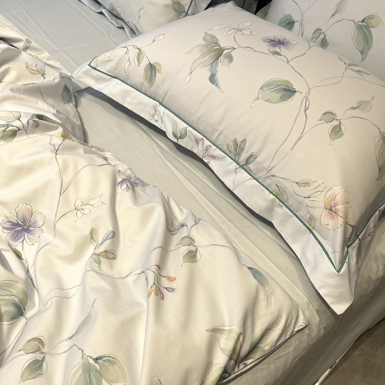 91家纺网 家纺一手货源 找家纺 薏思家纺 2026春夏新款全棉纯棉铂金棉数码印花四件套 风之韵蓝