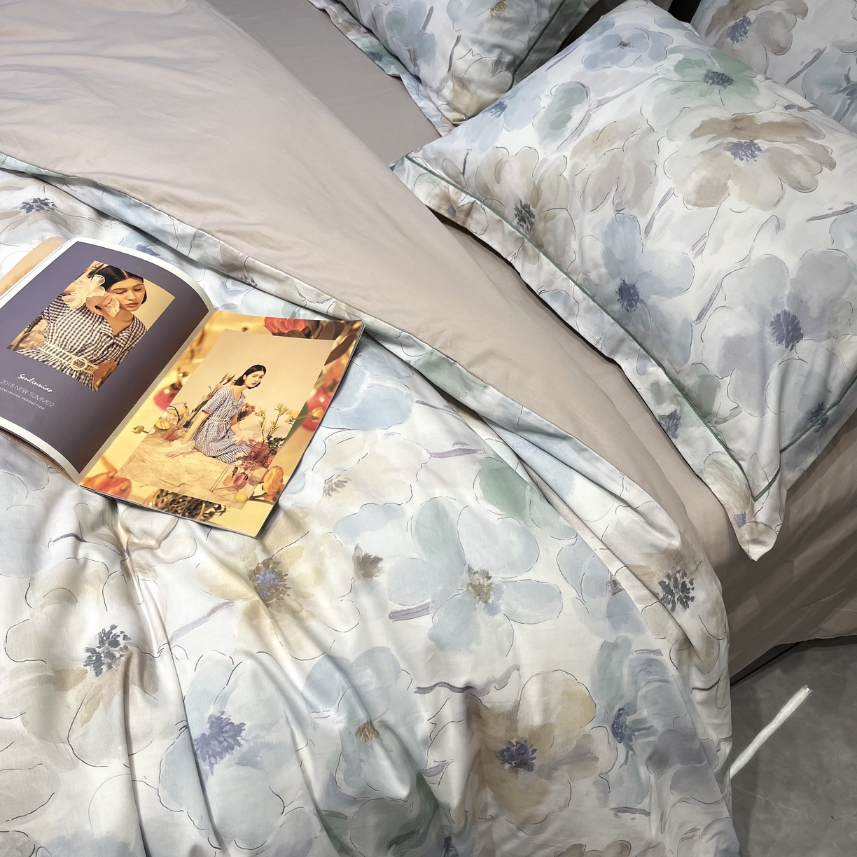 91家纺网 家纺一手货源 找家纺 薏思家纺 2026春夏新款全棉纯棉铂金棉数码印花四件套 花染卡其