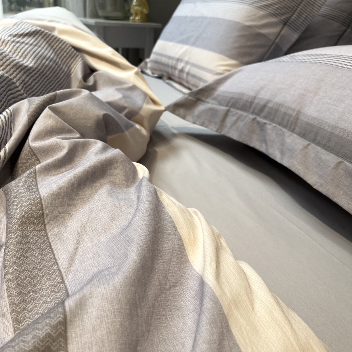 91家纺网 家纺一手货源 找家纺 薏思家纺 2026春夏新款全棉纯棉铂金棉数码印花四件套 格伦灰