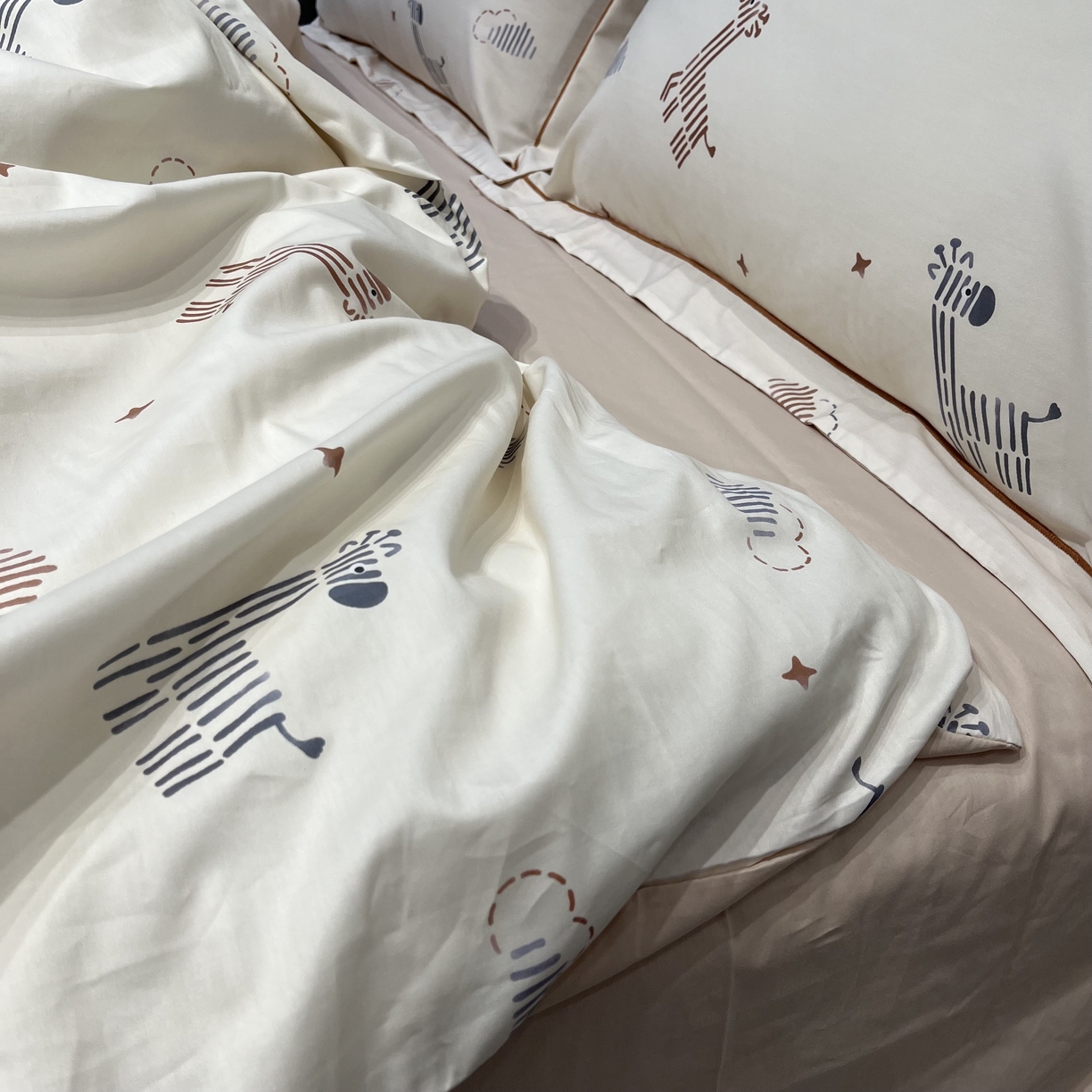 91家纺网 家纺一手货源 找家纺 薏思家纺 2026春夏新款全棉纯棉铂金棉数码印花四件套 斑马