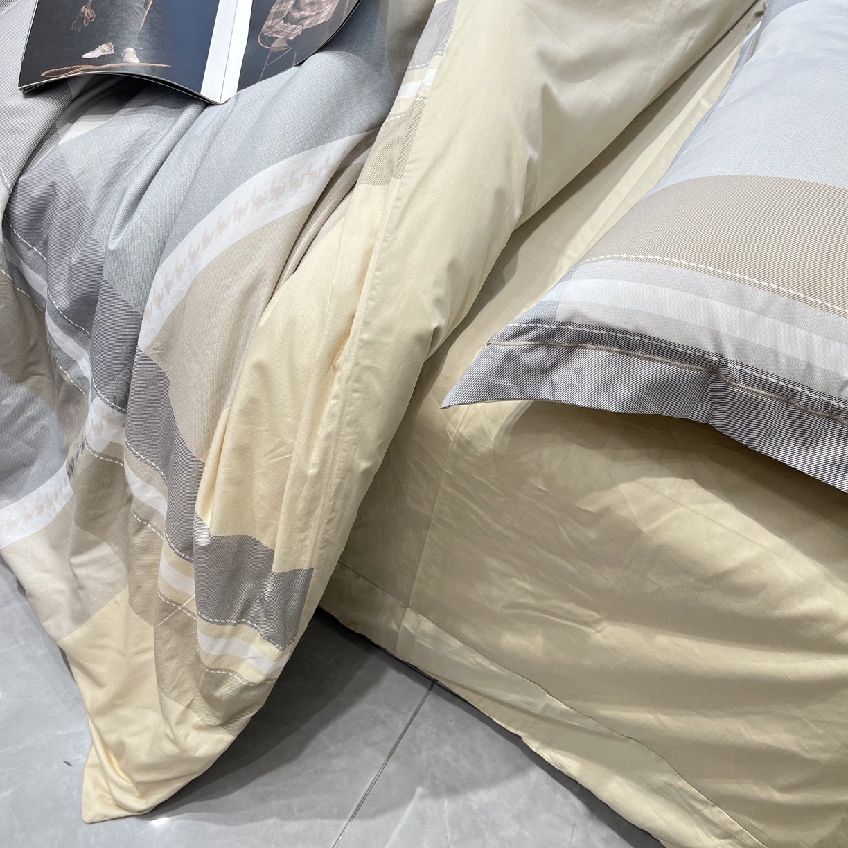 91家纺网 家纺一手货源 找家纺 薏思家纺 2026春夏新款全棉纯棉铂金棉数码印花四件套 安格斯-黄