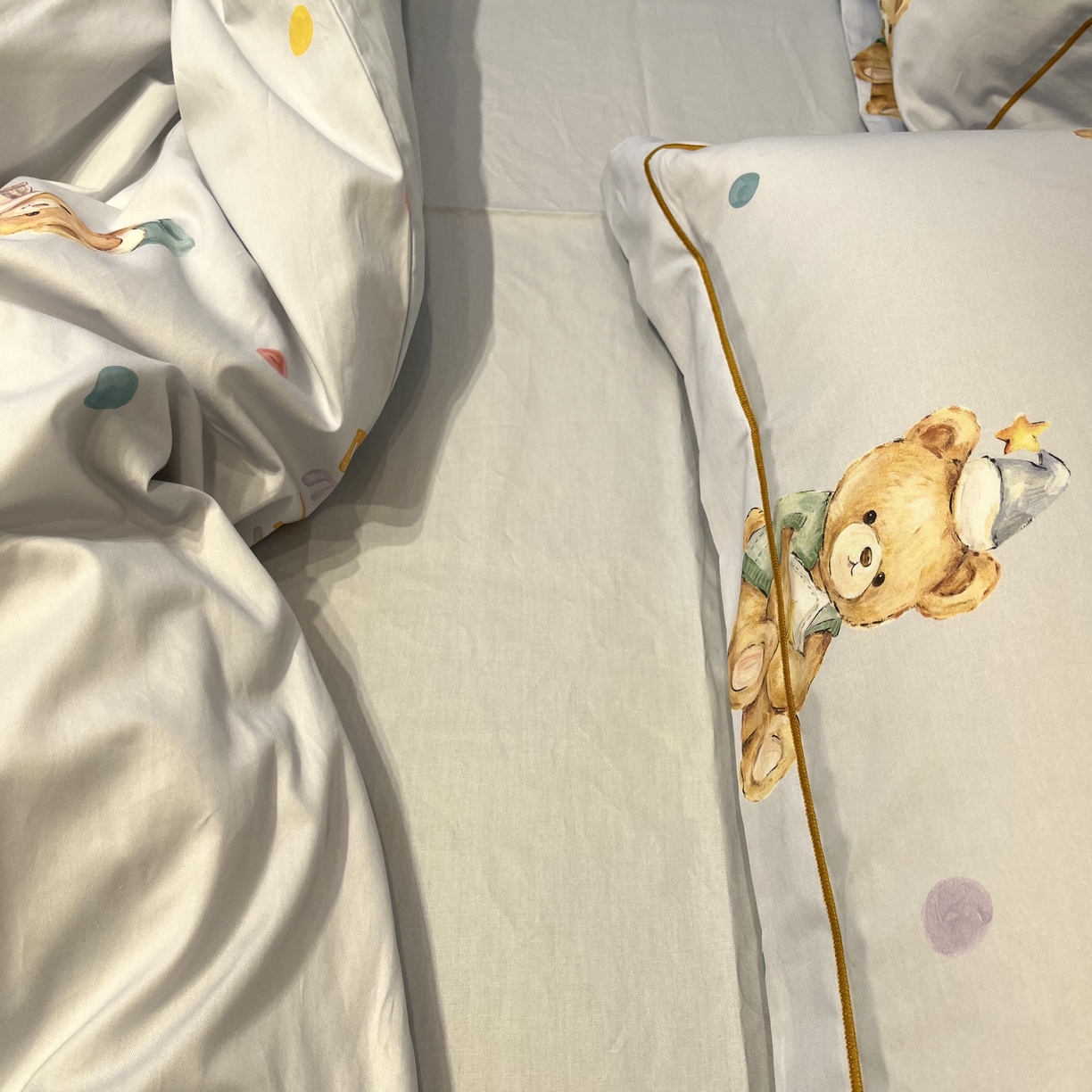 91家纺网 家纺一手货源 找家纺 薏思家纺 2026春夏新款全棉纯棉铂金棉数码印花四件套 米悠熊