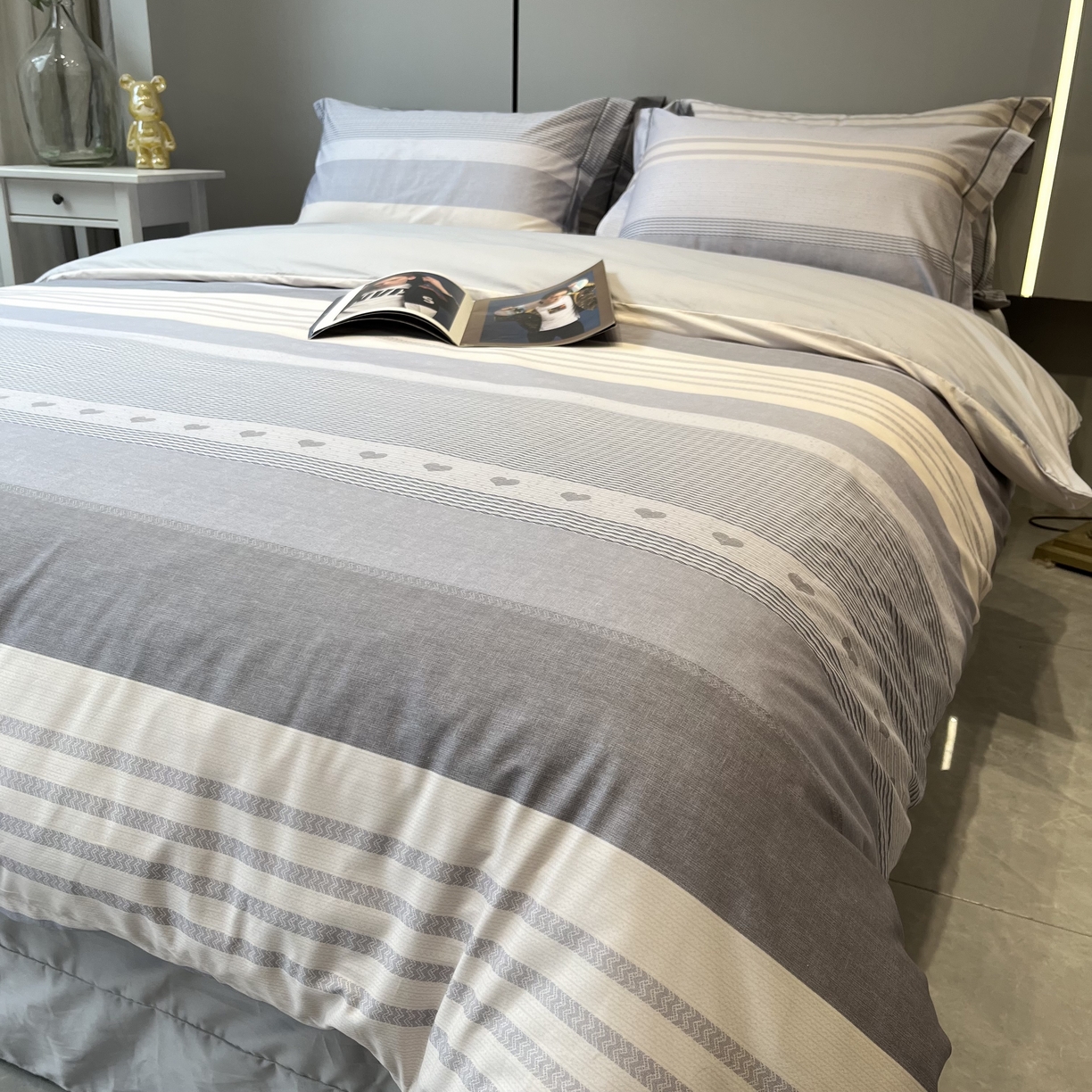 91家纺网 家纺一手货源 找家纺 薏思家纺 2026春夏新款全棉纯棉铂金棉数码印花四件套 格伦灰