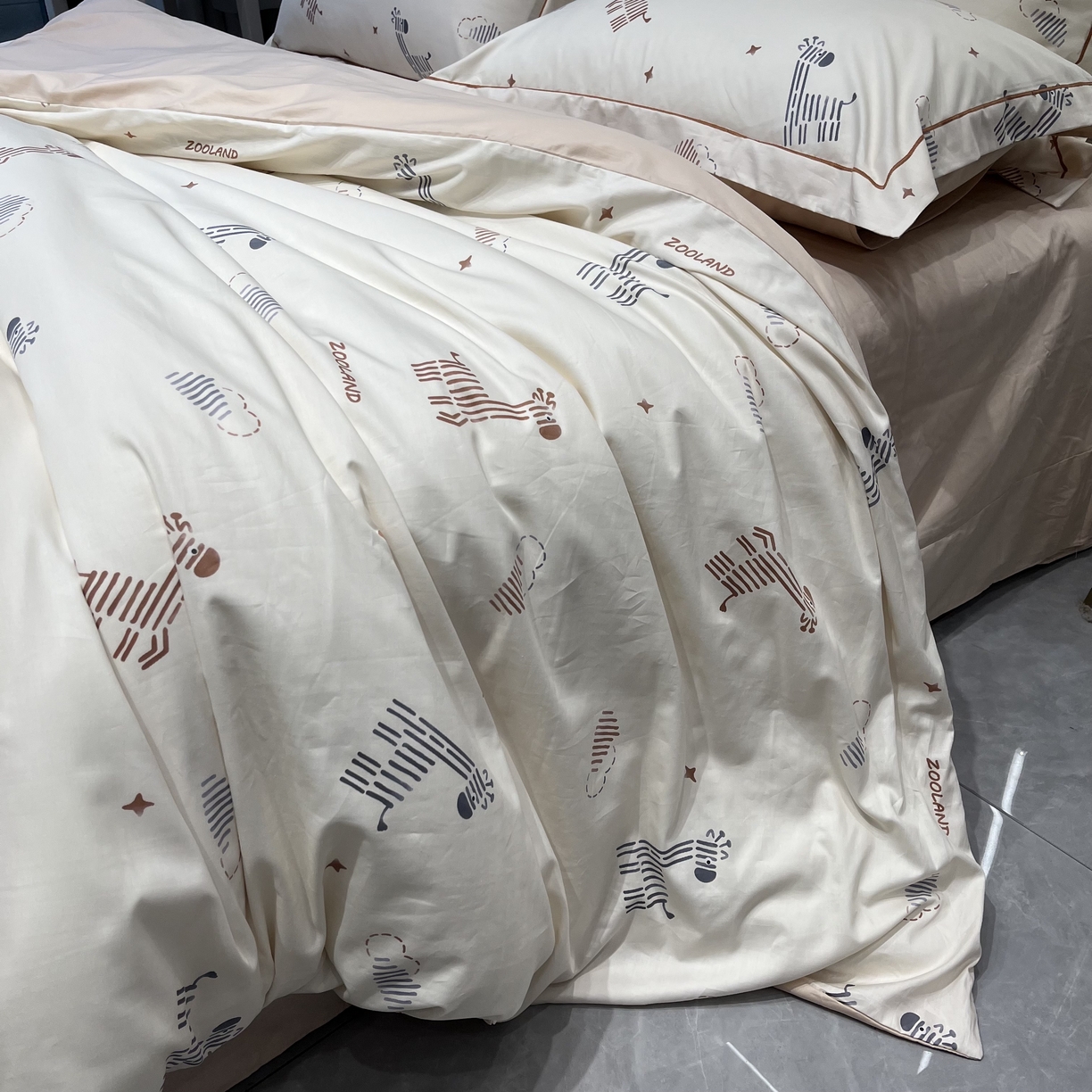 91家纺网 家纺一手货源 找家纺 薏思家纺 2026春夏新款全棉纯棉铂金棉数码印花四件套 斑马