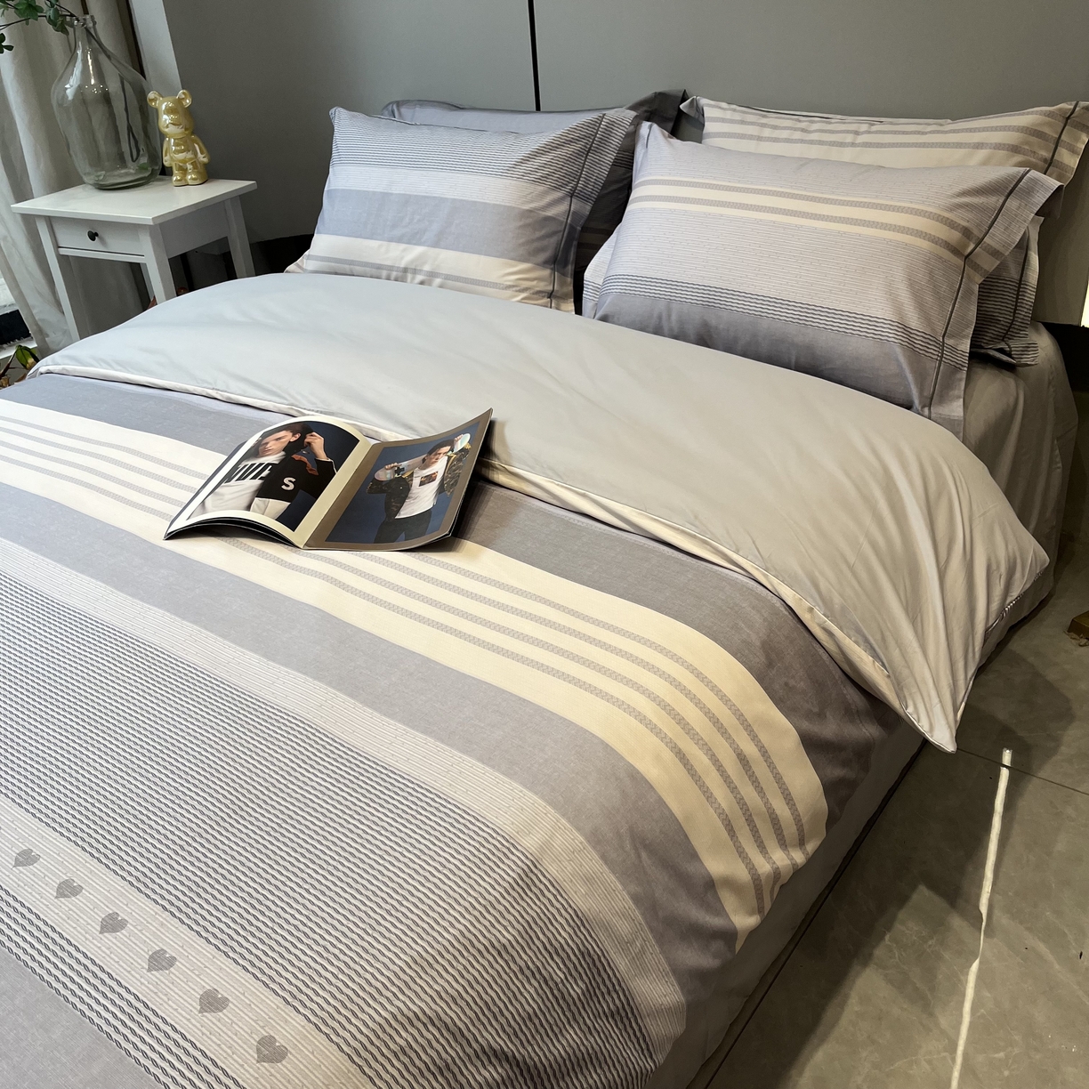 91家纺网 家纺一手货源 找家纺 薏思家纺 2026春夏新款全棉纯棉铂金棉数码印花四件套 格伦灰