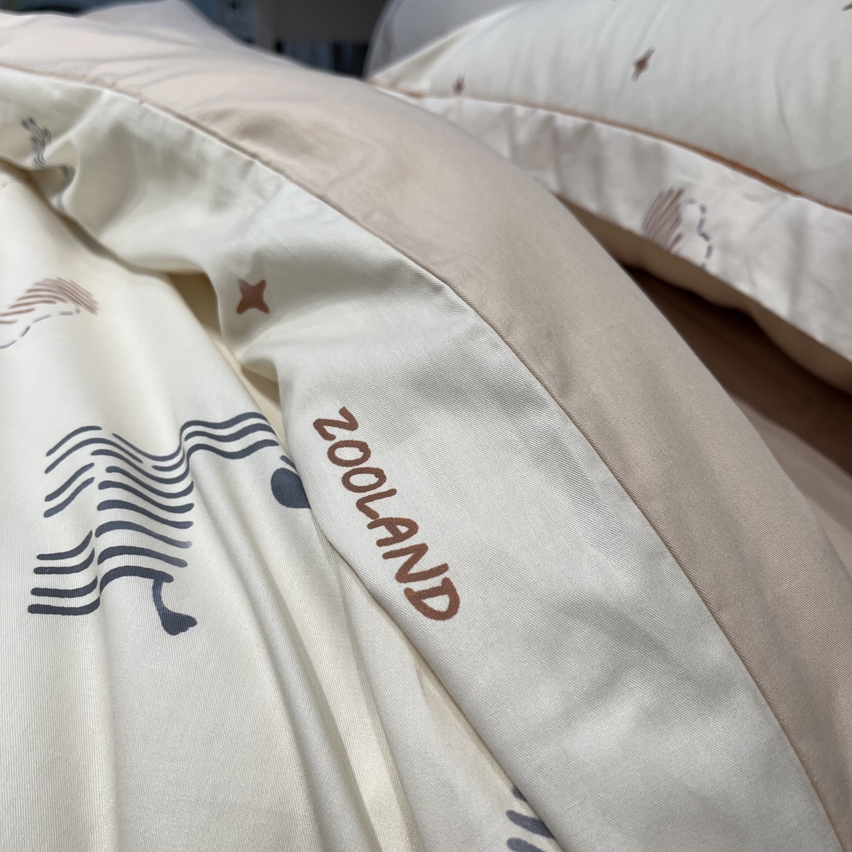 91家纺网 家纺一手货源 找家纺 薏思家纺 2026春夏新款全棉纯棉铂金棉数码印花四件套 斑马