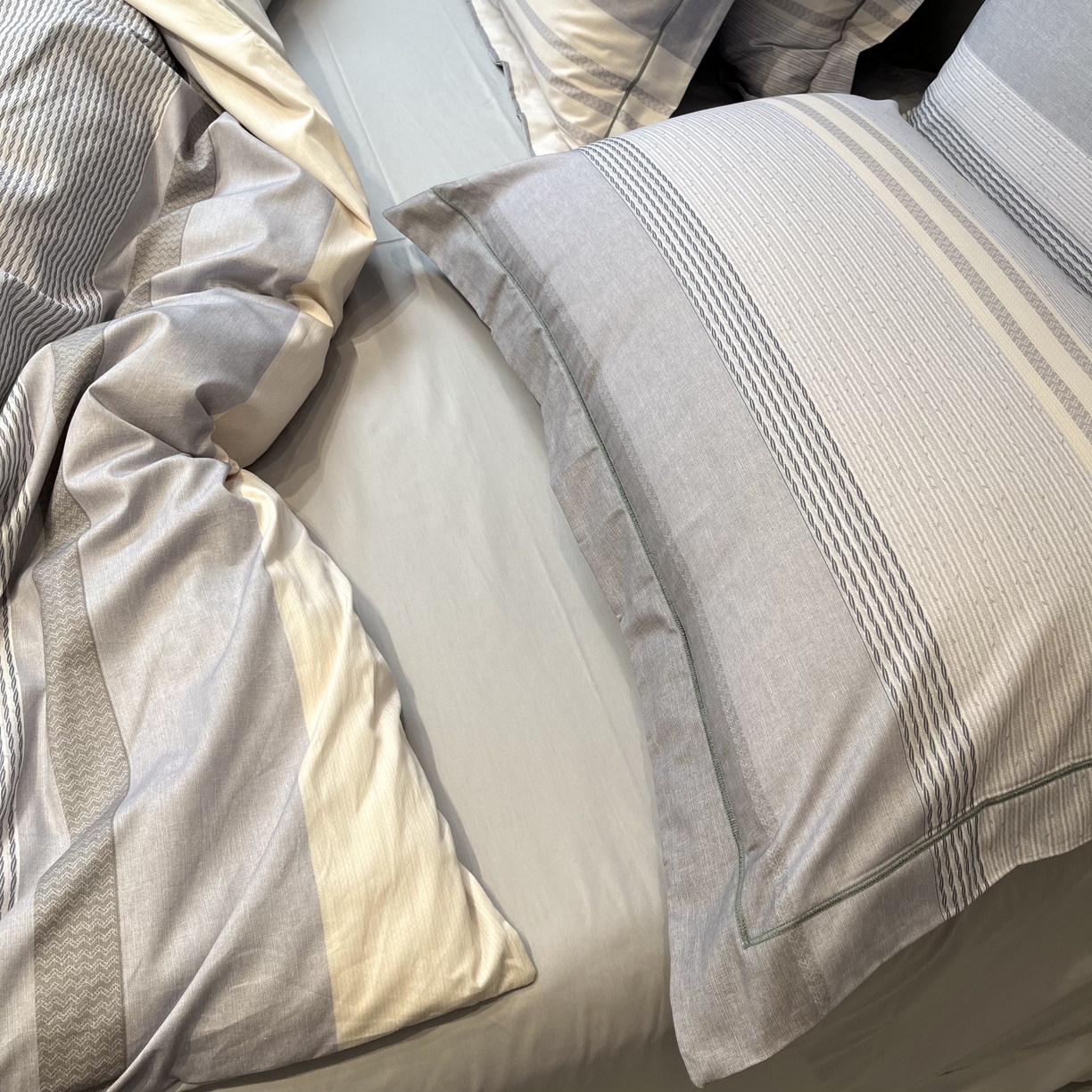 91家纺网 家纺一手货源 找家纺 薏思家纺 2026春夏新款全棉纯棉铂金棉数码印花四件套 格伦灰