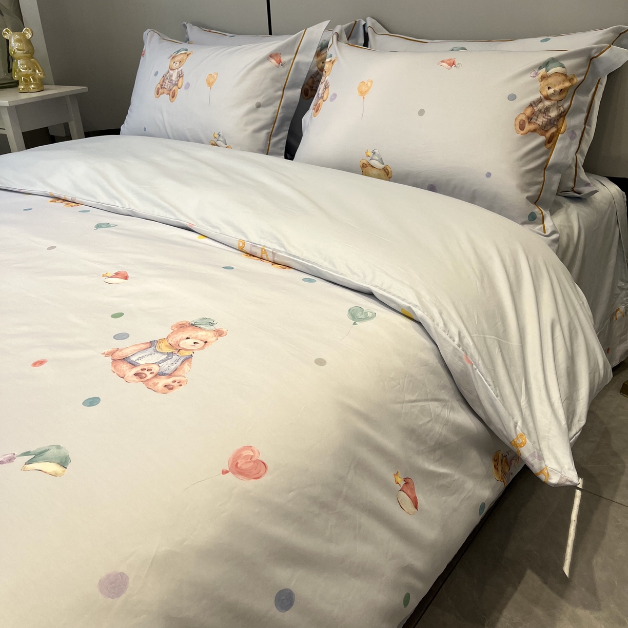 91家纺网 家纺一手货源 找家纺 薏思家纺 2026春夏新款全棉纯棉铂金棉数码印花四件套 米悠熊