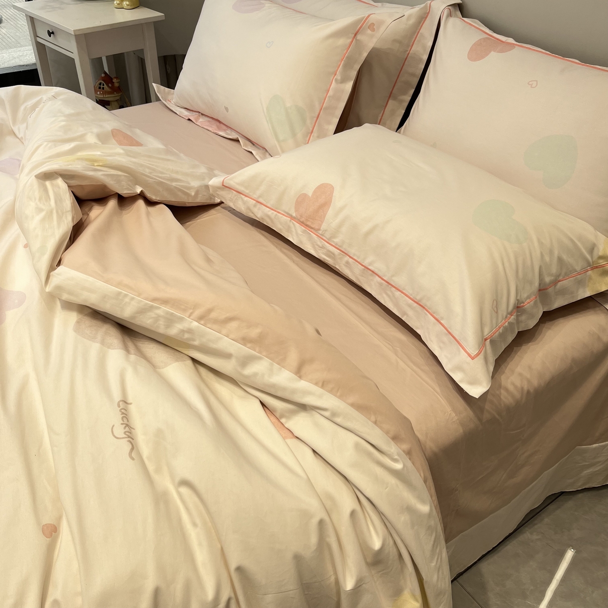 91家纺网 家纺一手货源 找家纺 薏思家纺 2026春夏新款全棉纯棉铂金棉数码印花四件套 心悦粉