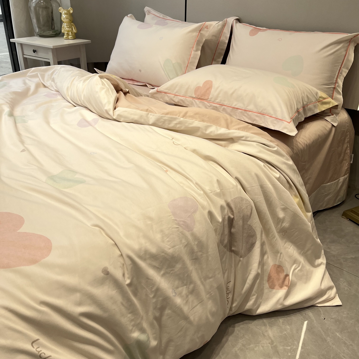 91家纺网 家纺一手货源 找家纺 薏思家纺 2026春夏新款全棉纯棉铂金棉数码印花四件套 心悦粉