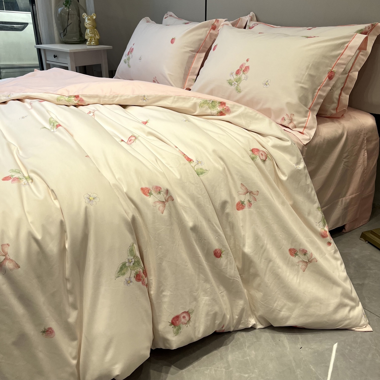 91家纺网 家纺一手货源 找家纺 薏思家纺 2026春夏新款全棉纯棉铂金棉数码印花四件套 草莓甜心