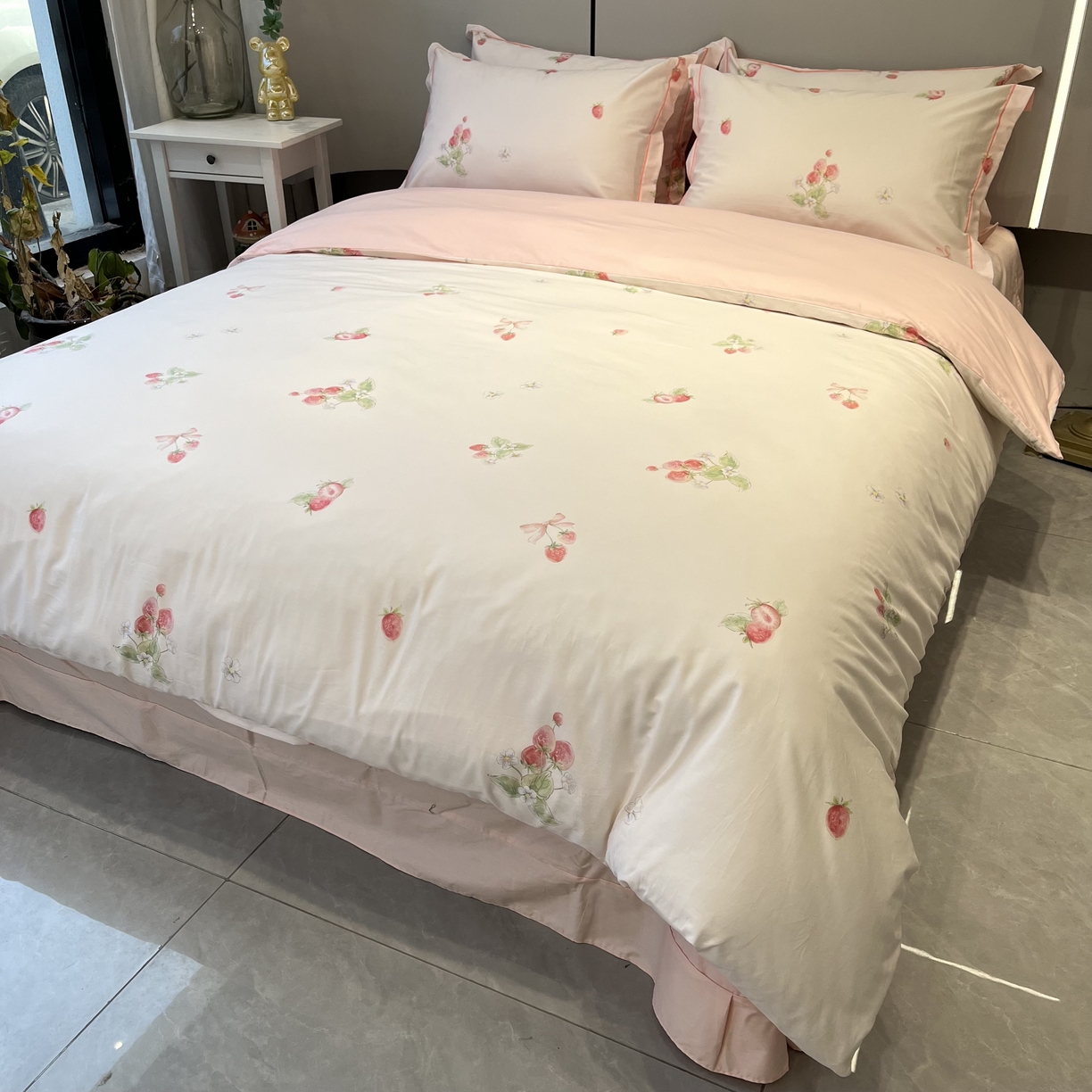 91家纺网 家纺一手货源 找家纺 薏思家纺 2026春夏新款全棉纯棉铂金棉数码印花四件套 草莓甜心