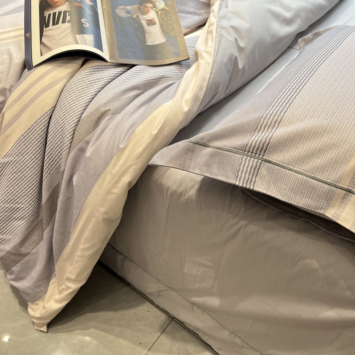 91家纺网 家纺一手货源 找家纺 薏思家纺 2026春夏新款全棉纯棉铂金棉数码印花四件套 格伦灰