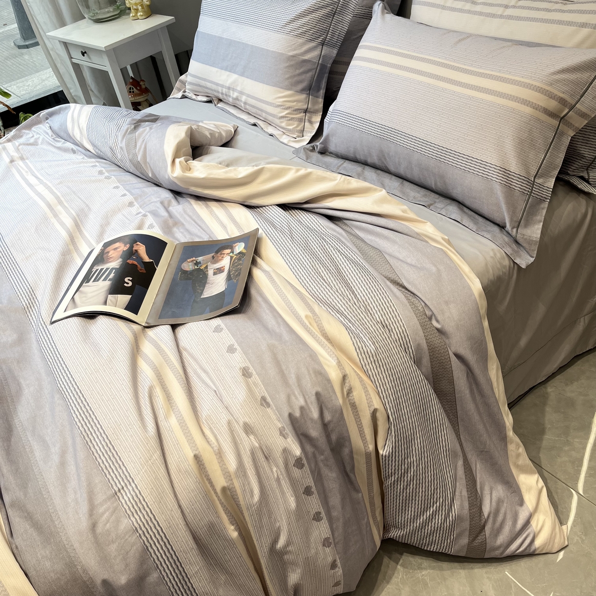 91家纺网 家纺一手货源 找家纺 薏思家纺 2026春夏新款全棉纯棉铂金棉数码印花四件套 格伦灰